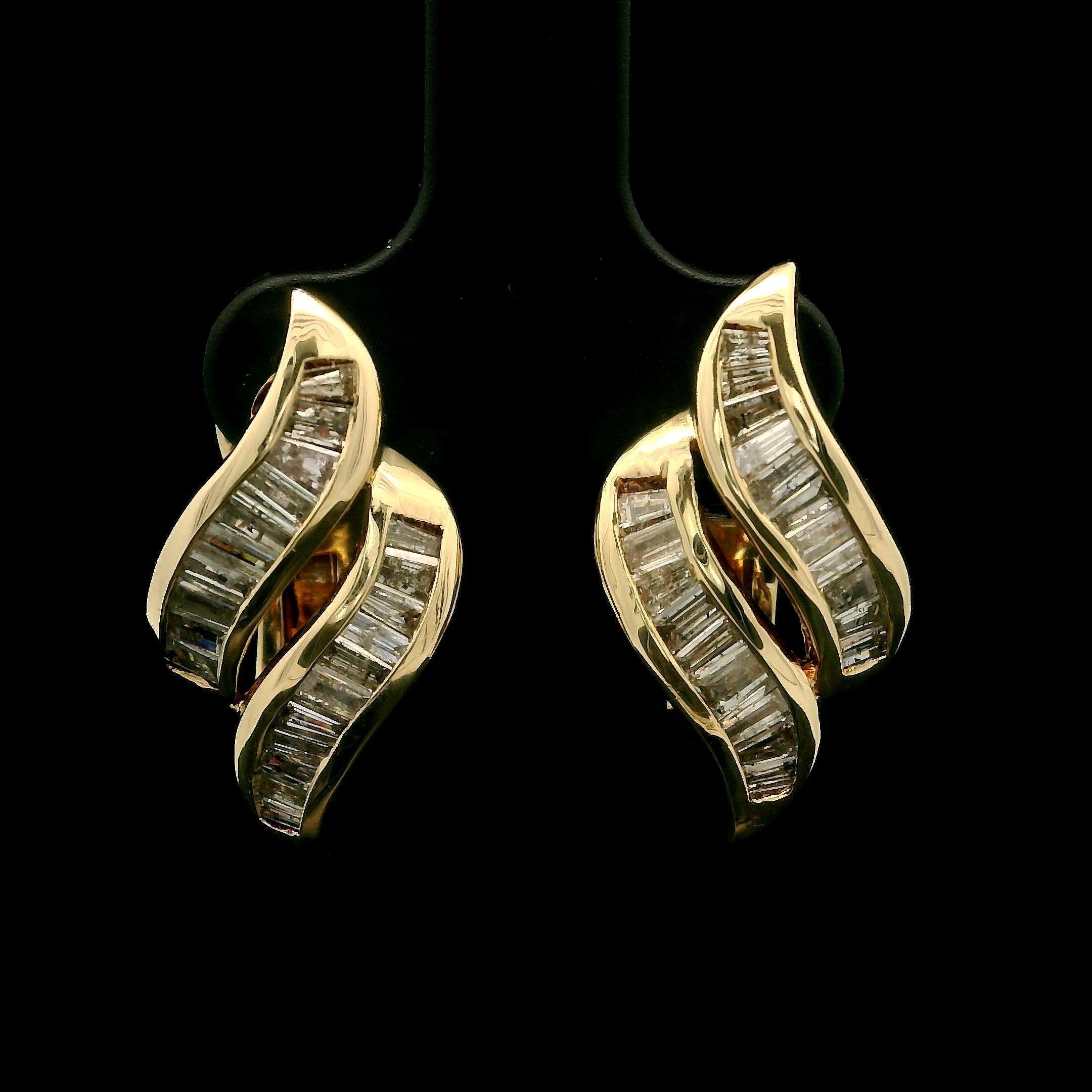 Donna Orecchini Estate in oro giallo 14k con diamante a canale baguette da 1,0 ct. in vendita