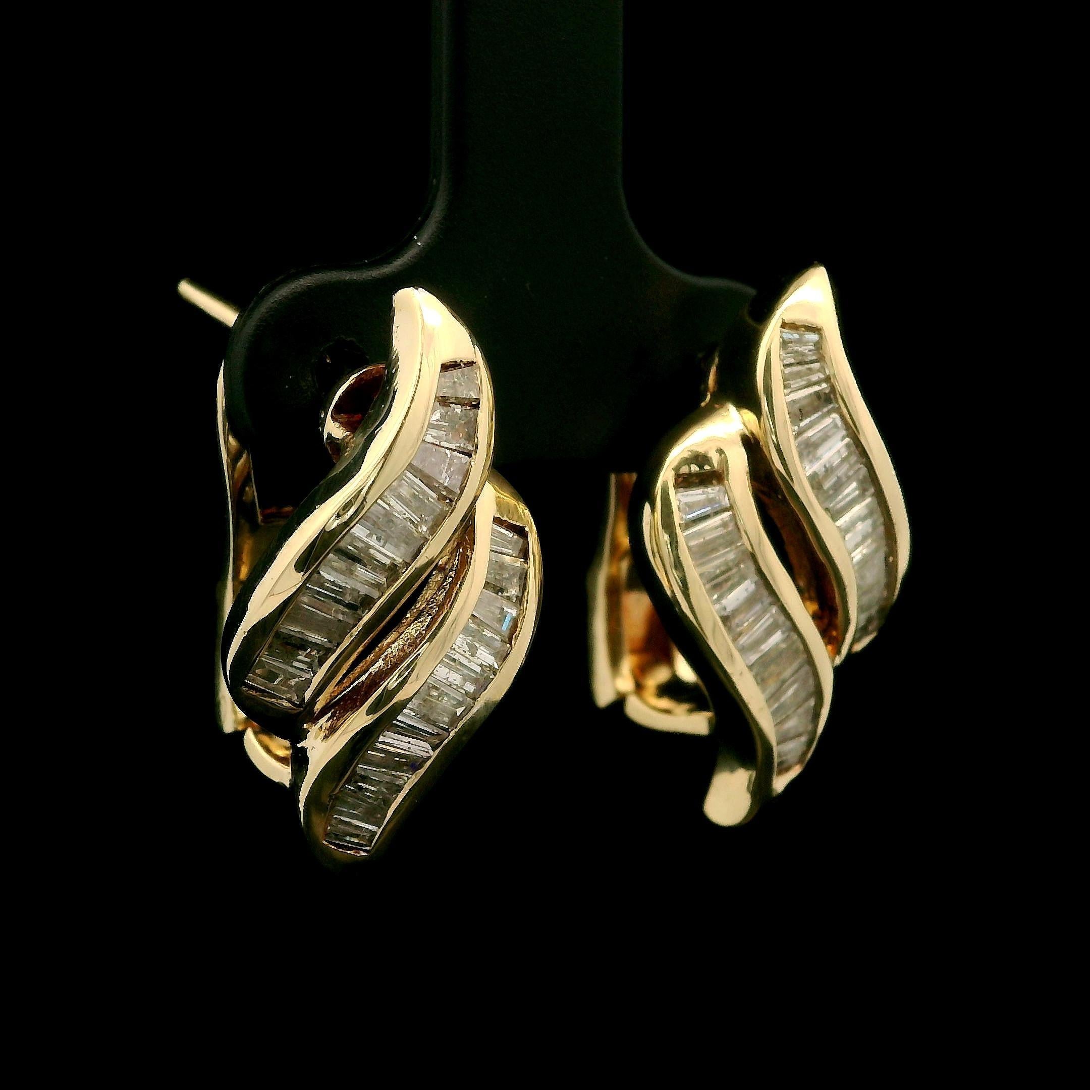 Orecchini Estate in oro giallo 14k con diamante a canale baguette da 1,0 ct. in vendita 1