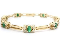 Pulsera de eslabones de estación de trabajo abierta de oro amarillo de 14k con esmeralda y diamantes de 1,62 ct