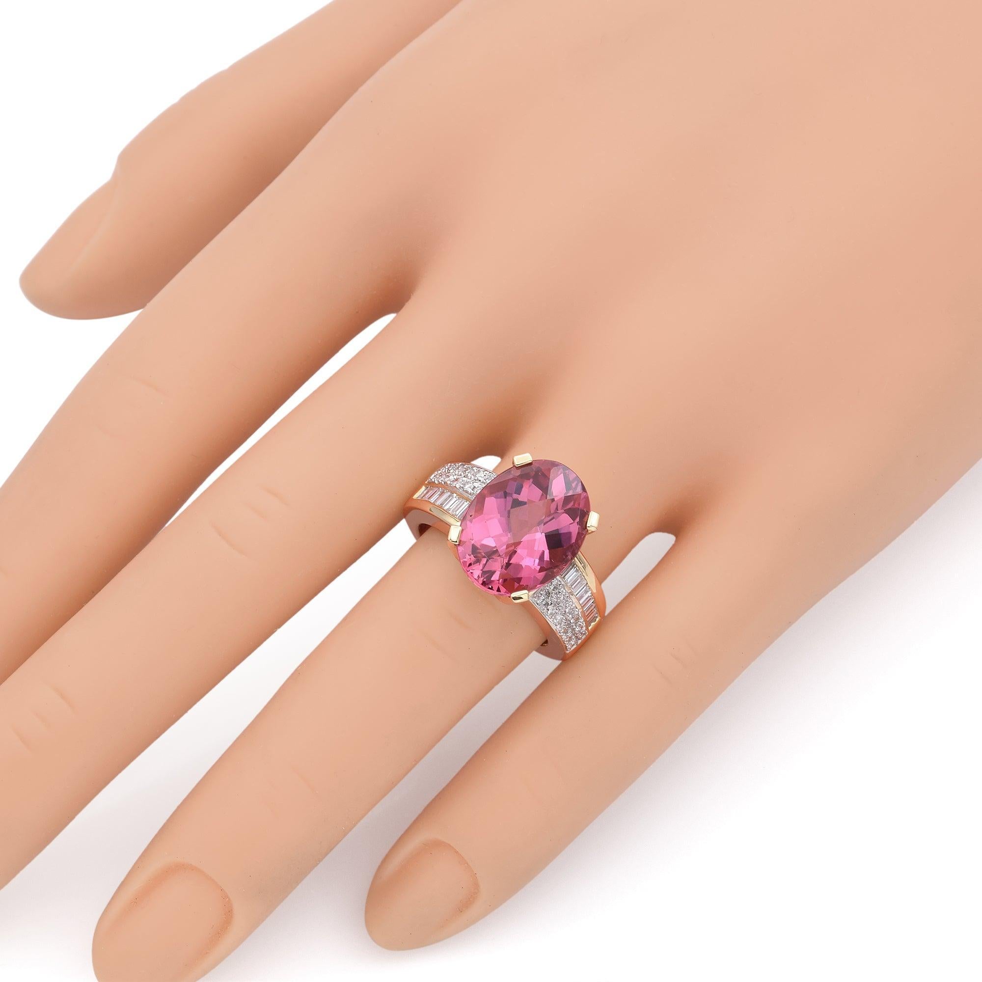 Taglio ovale Anello ovale con tormalina rosa e diamante da 8,78 carati in oro giallo 14 carati, misura 8,25 in vendita