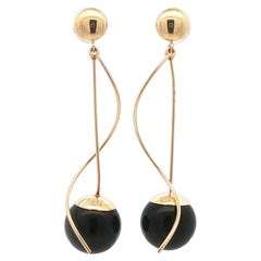 Orecchini a goccia in oro giallo 14k con perline di onice nero e accenti a spirale