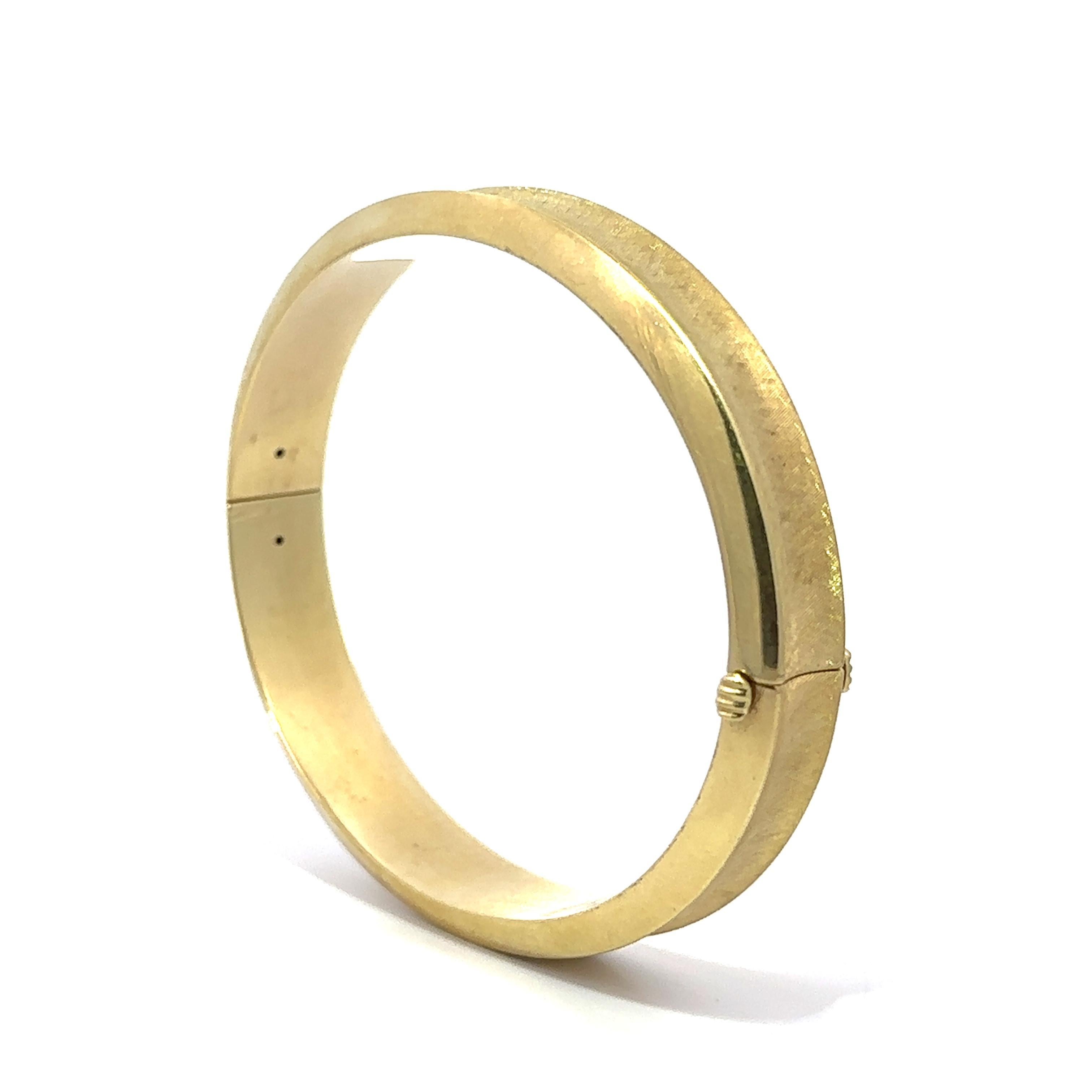 Estate 14k Yellow Gold Florentine & Polished Finish Hinged Bangle Bracelet For Sale 8