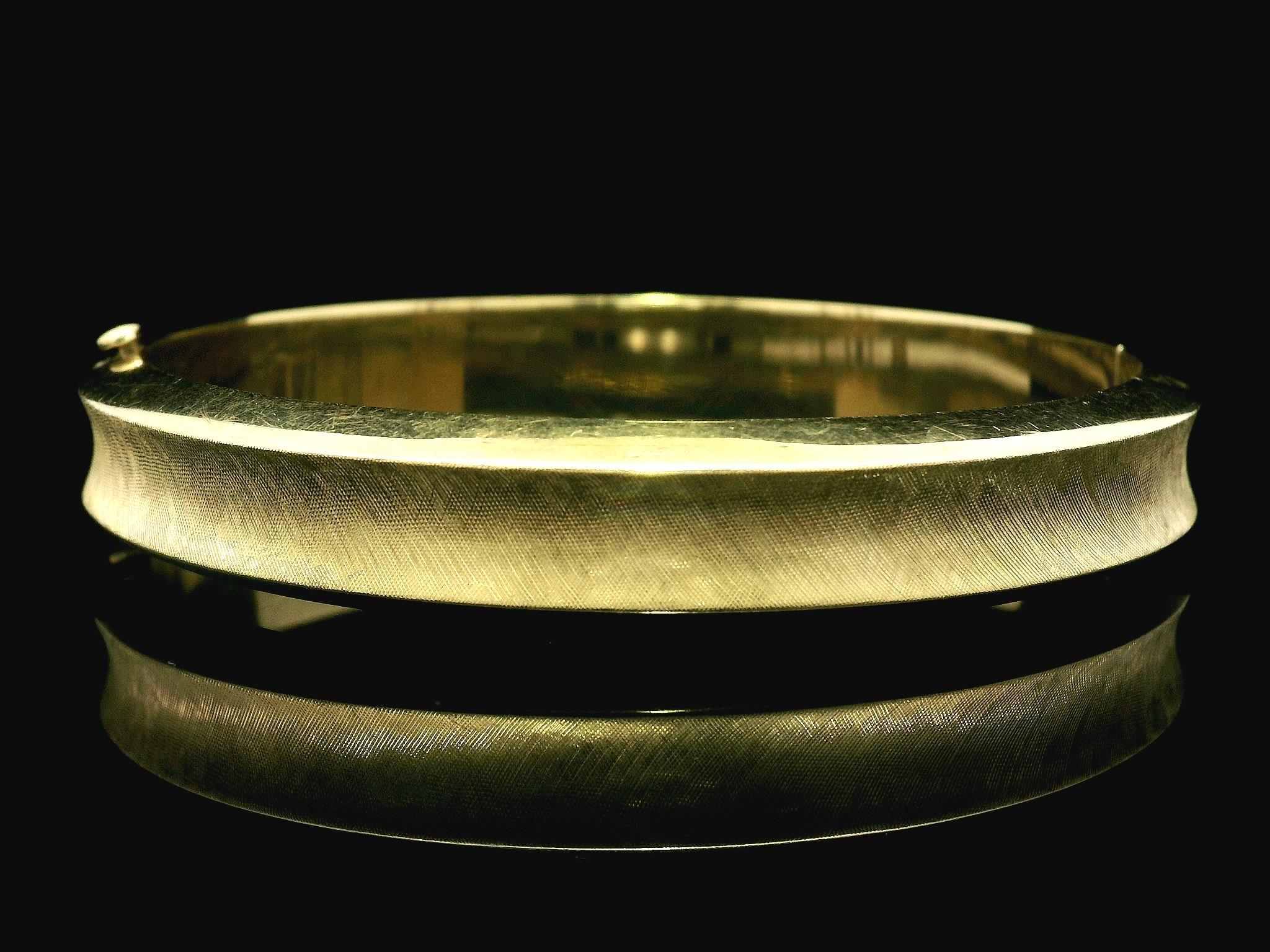 Material: Solid 14k Yellow
Weight: 28.6 Grams
Type: Hinged Open Bangle Bracelet
Length: Will fit up to a 7