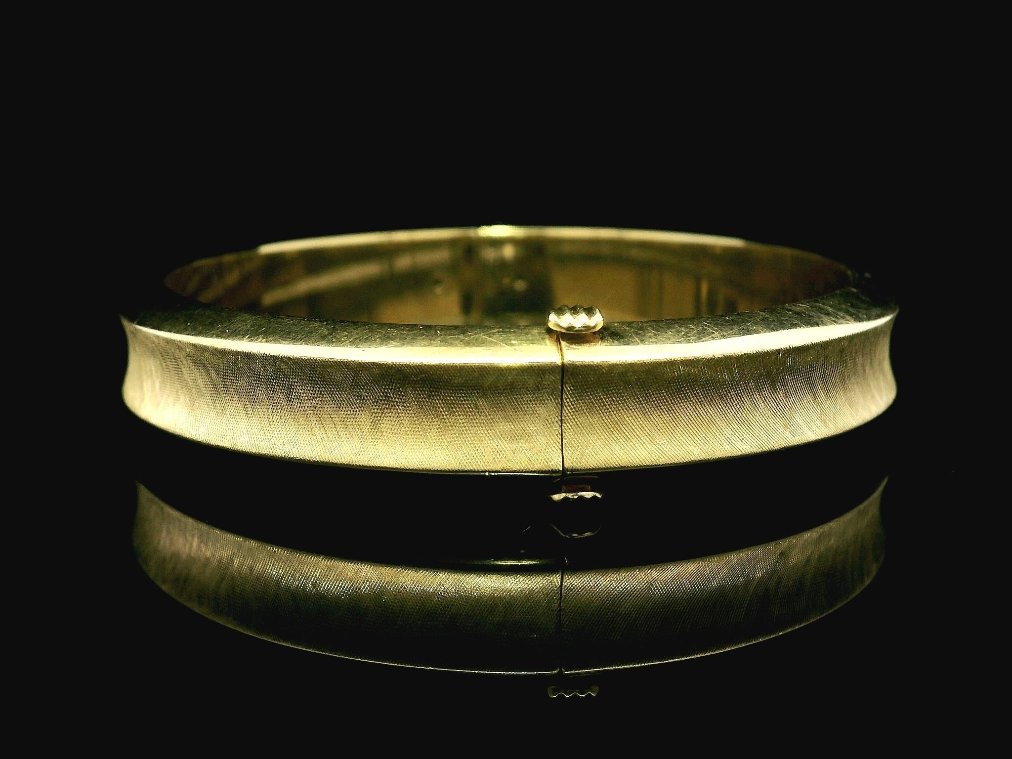 Estate 14k Yellow Gold Florentine & Polished Finish Hinged Bangle Bracelet In Good Condition For Sale In Montclair, NJ