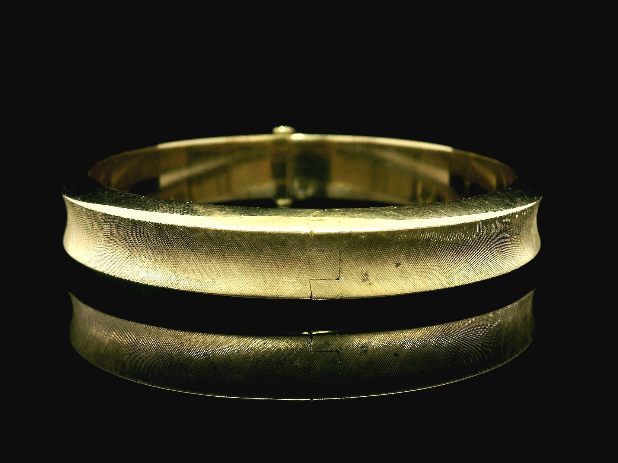 Women's Estate 14k Yellow Gold Florentine & Polished Finish Hinged Bangle Bracelet For Sale