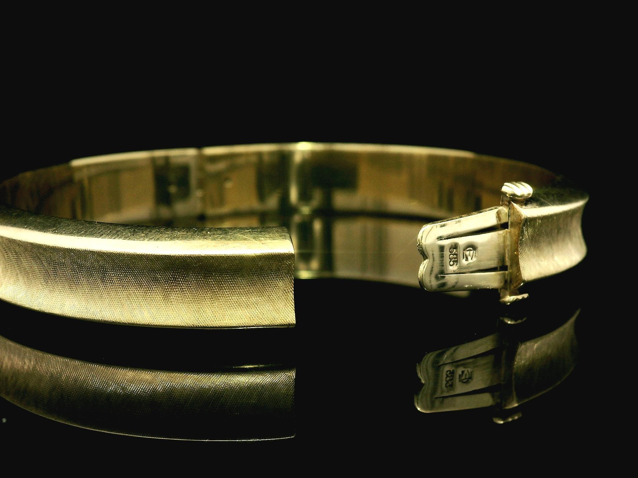 Estate 14k Yellow Gold Florentine & Polished Finish Hinged Bangle Bracelet For Sale 1
