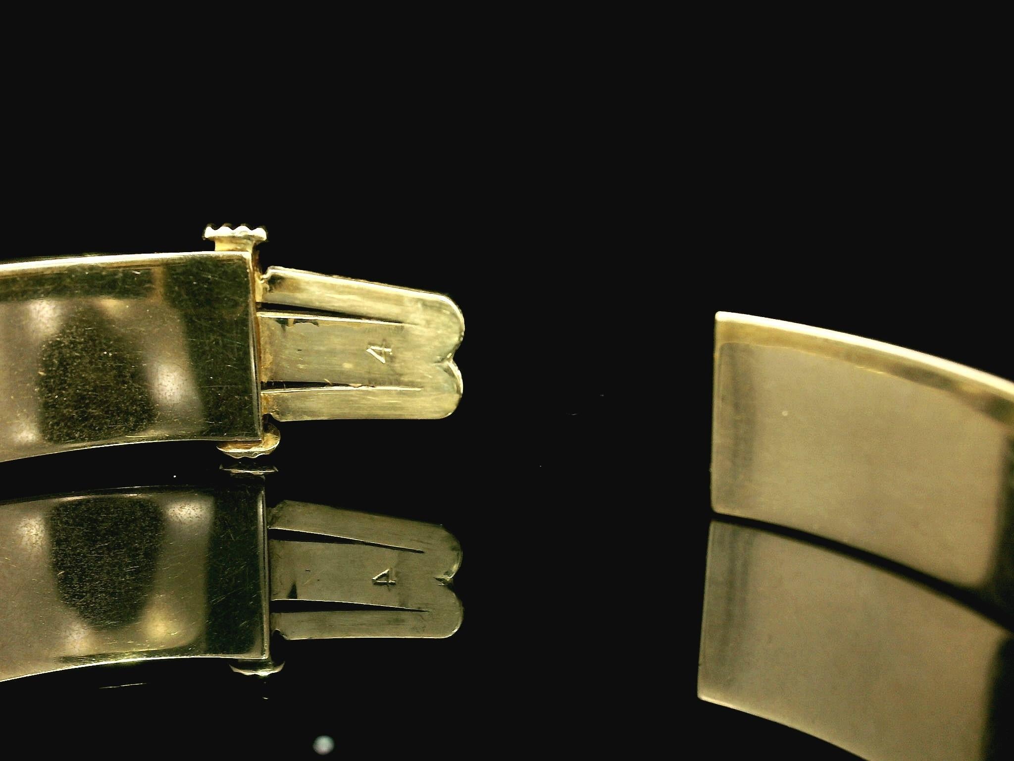 Estate 14k Yellow Gold Florentine & Polished Finish Hinged Bangle Bracelet For Sale 3