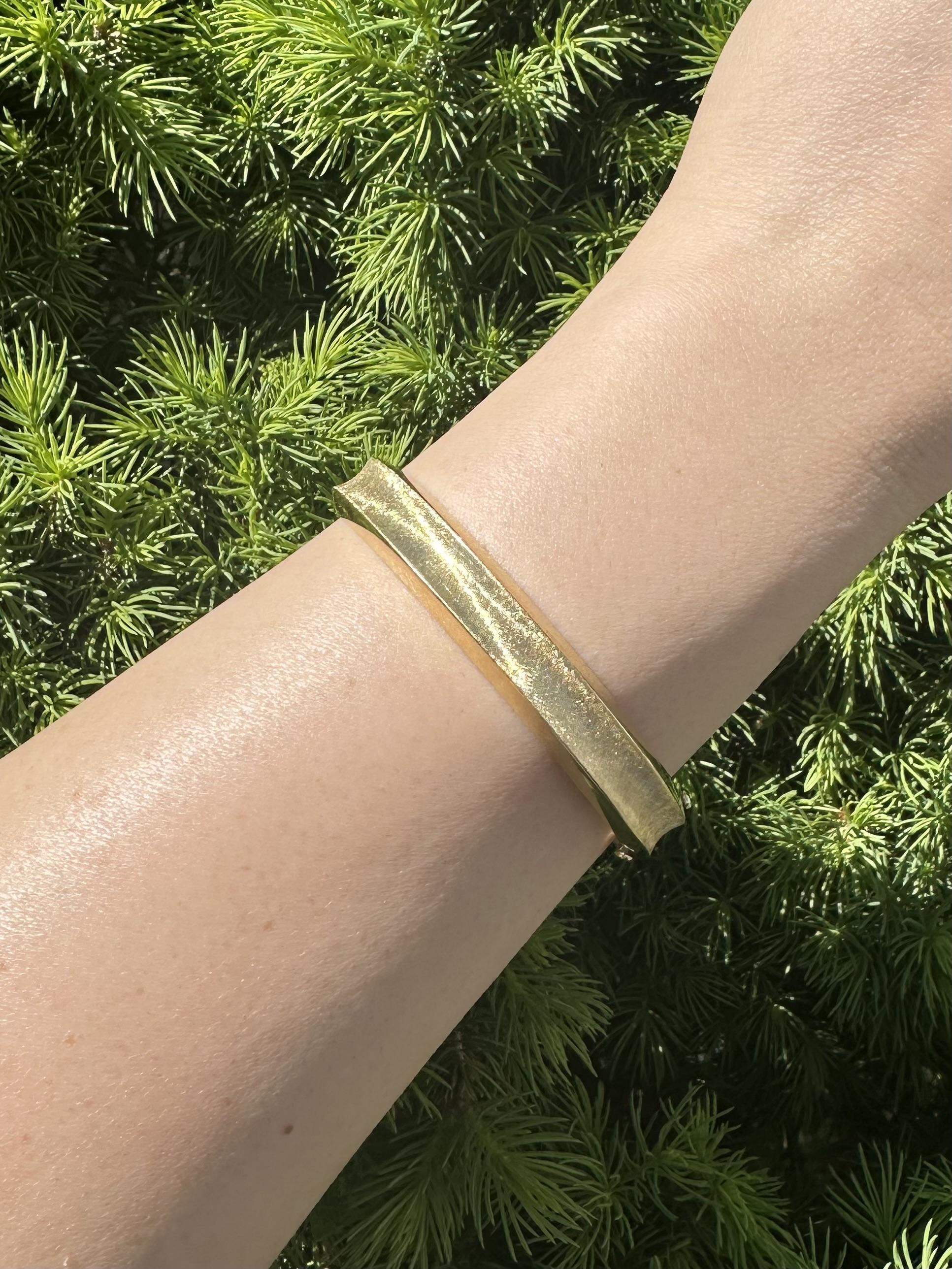 Estate 14k Yellow Gold Florentine & Polished Finish Hinged Bangle Bracelet For Sale 4