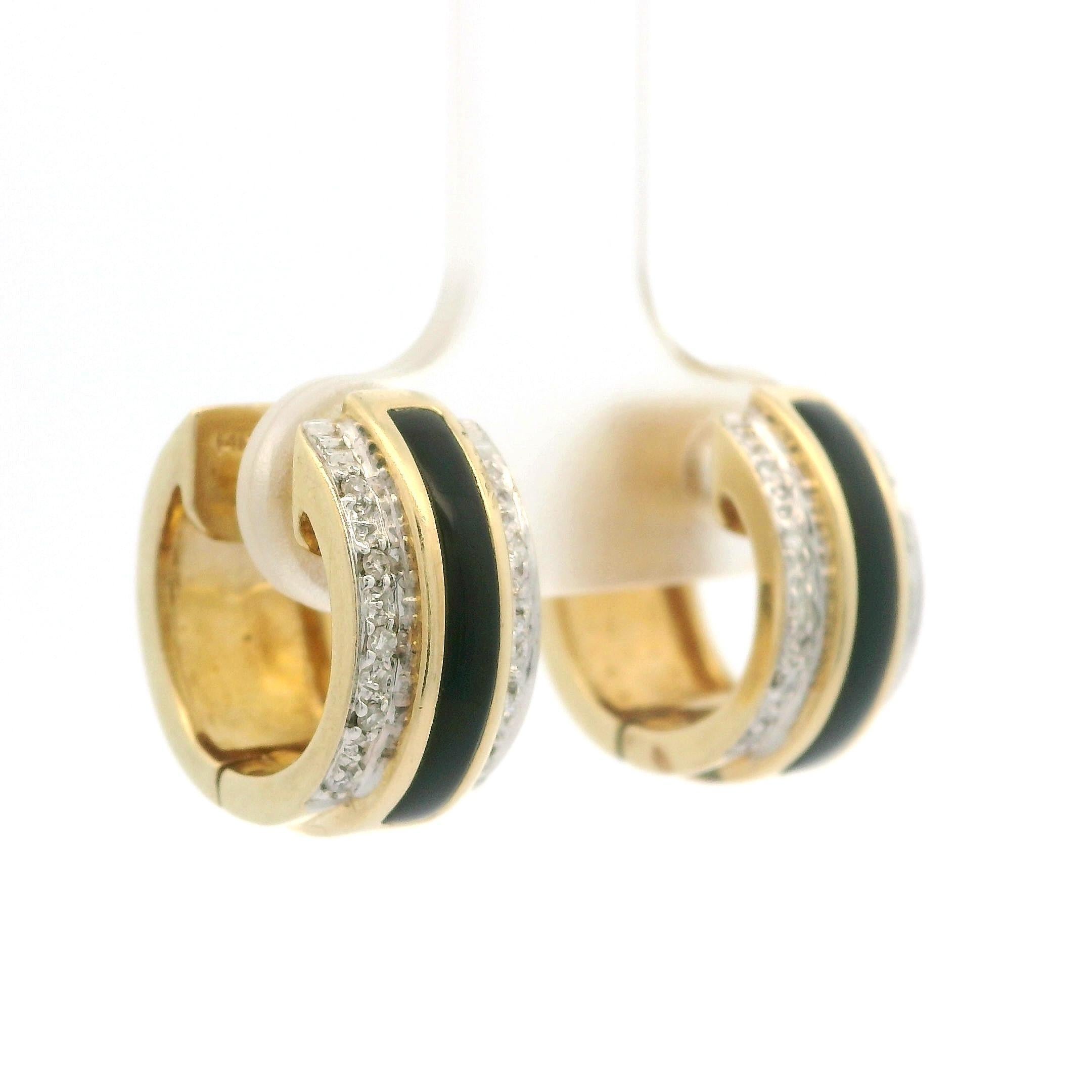 -A. Stone
(2) Onice nero naturale autentico - Taglio personalizzato - Set di intarsi - Colore nero 
(20) Diamanti naturali autentici - Taglio rotondo Brilliante - Incastonati - Colore Whiting - 0,10ctw (circa)

Materiale: Oro giallo massiccio