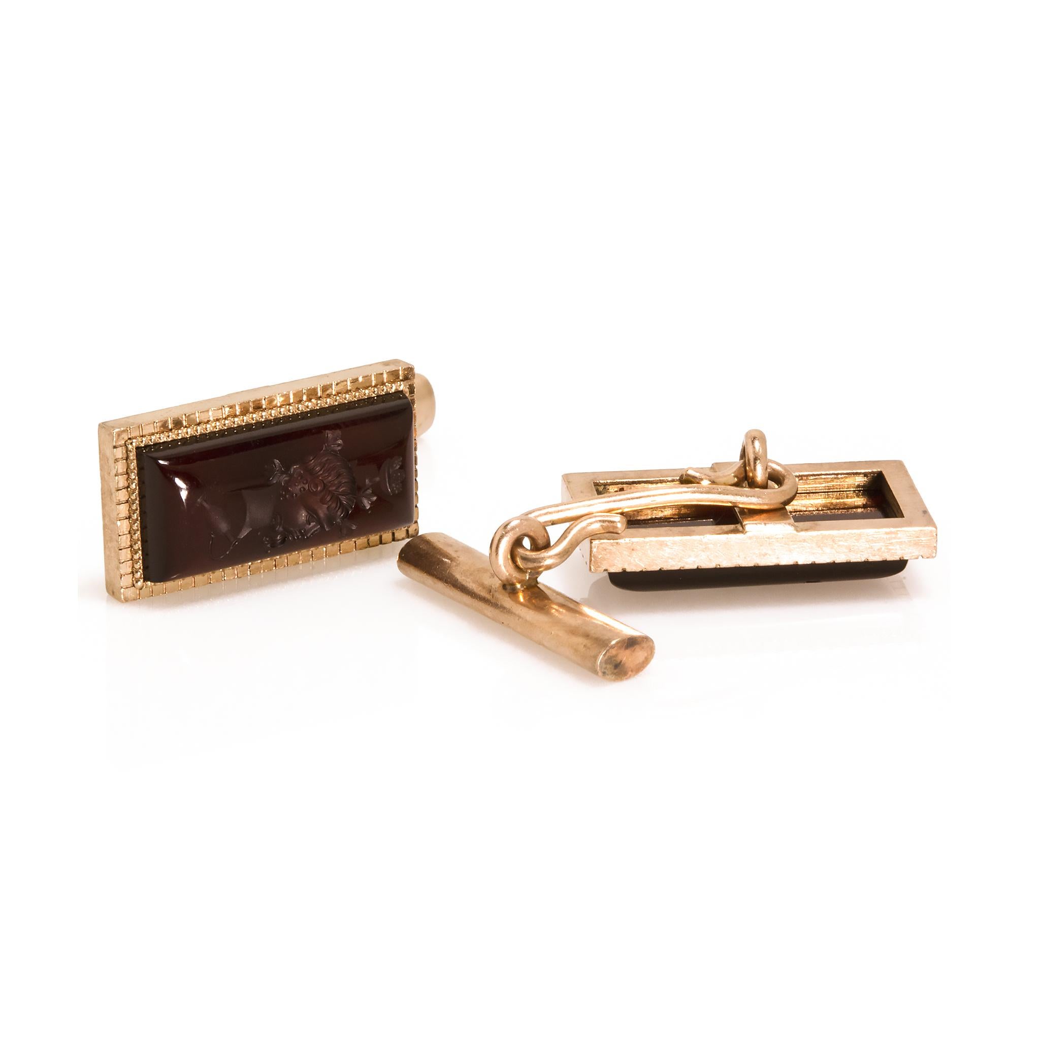 Women's or Men's Estate 14 Karat Yellow Gold Intaglio Red Stone Cufflinks