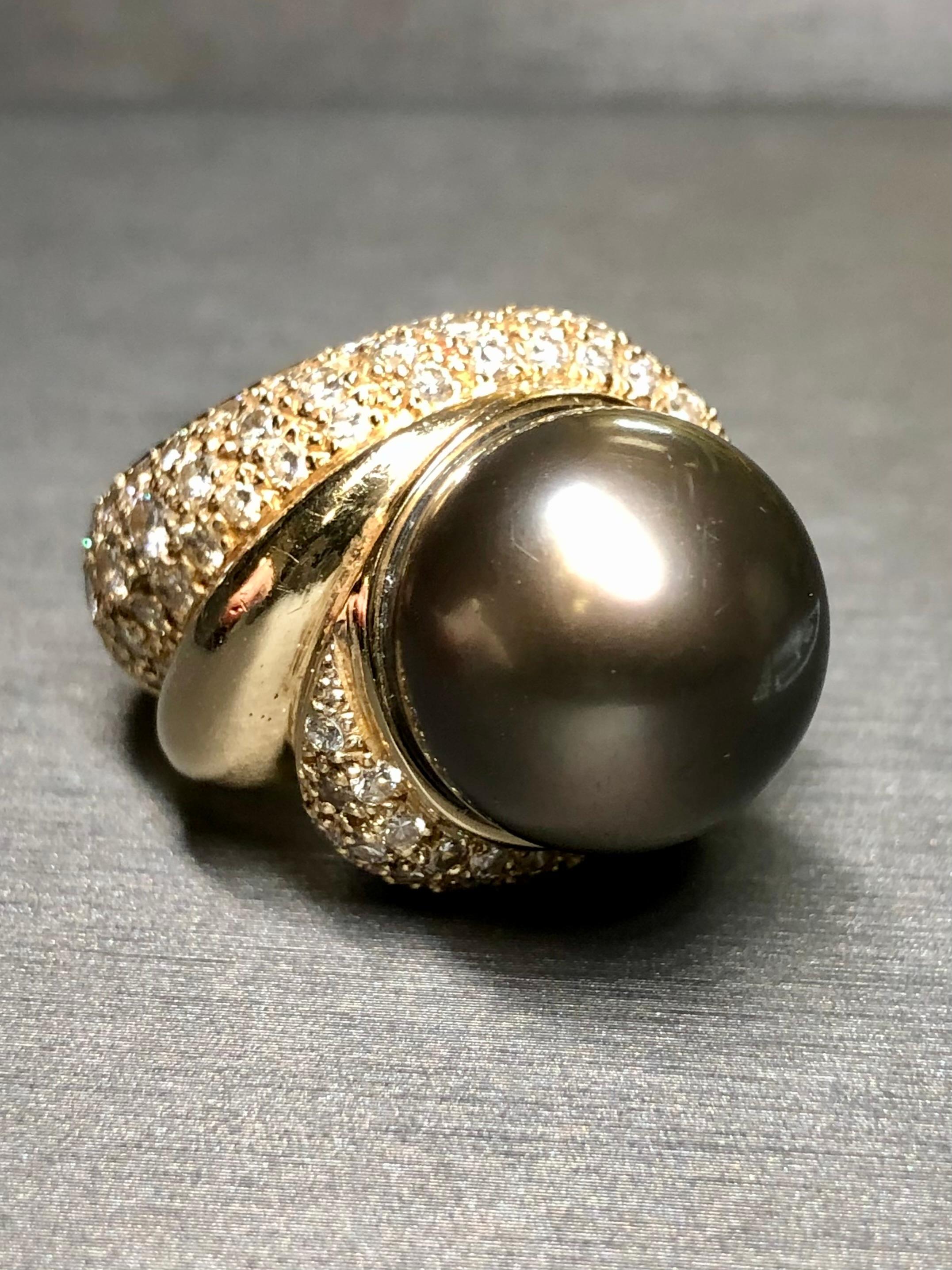Taille ronde Bague cocktail en or jaune 14 carats avec grande perle de Tahiti et diamants, de 15,4 mm en vente