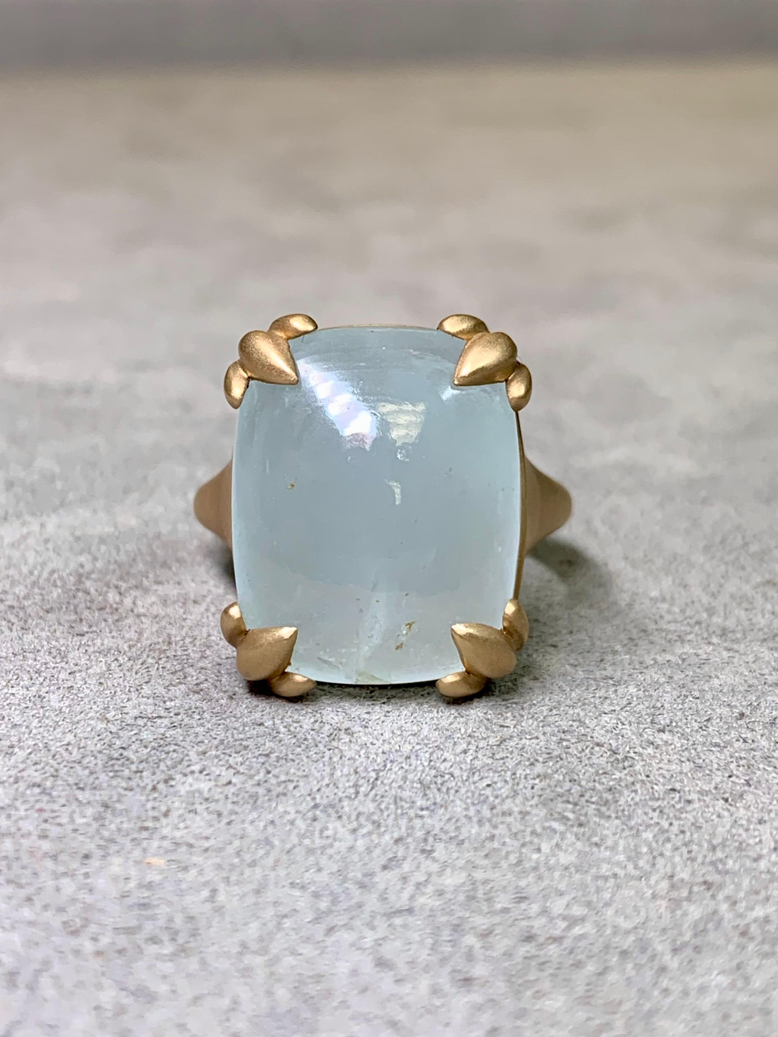 Contemporain Bague cocktail en or jaune 14K satiné avec aigue-marine en cabochon coussin en vente