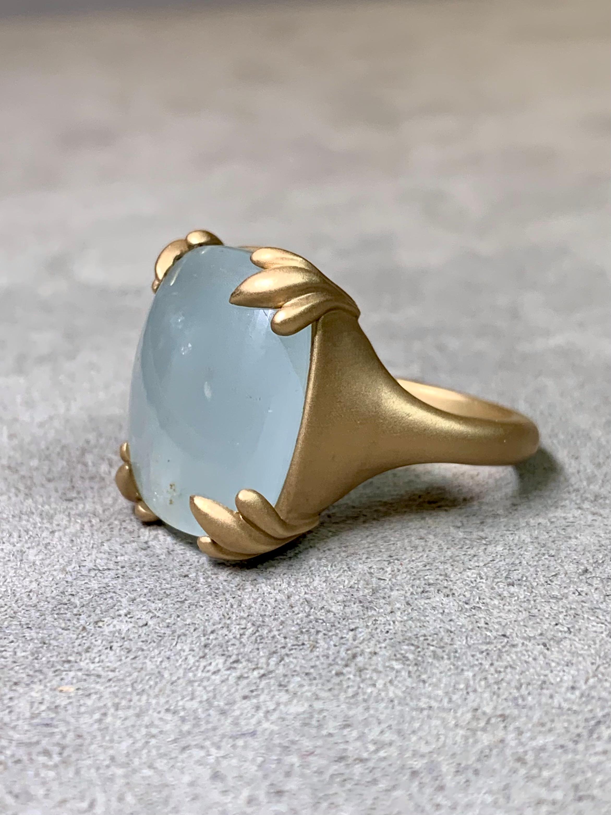 Taille coussin Bague cocktail en or jaune 14K satiné avec aigue-marine en cabochon coussin en vente