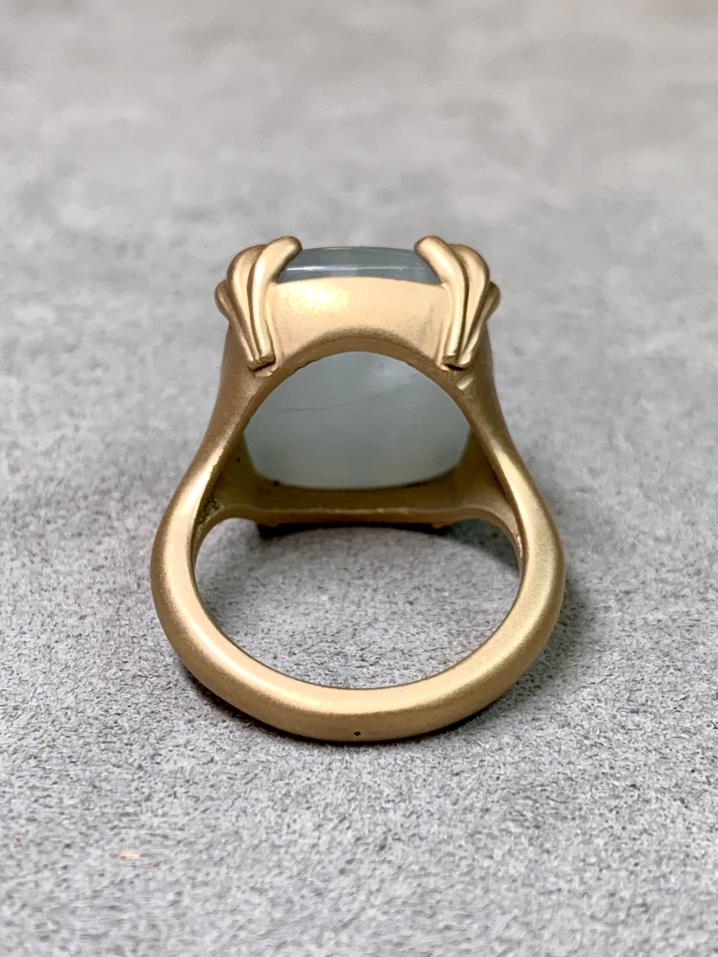 Bague cocktail en or jaune 14K satiné avec aigue-marine en cabochon coussin Unisexe en vente