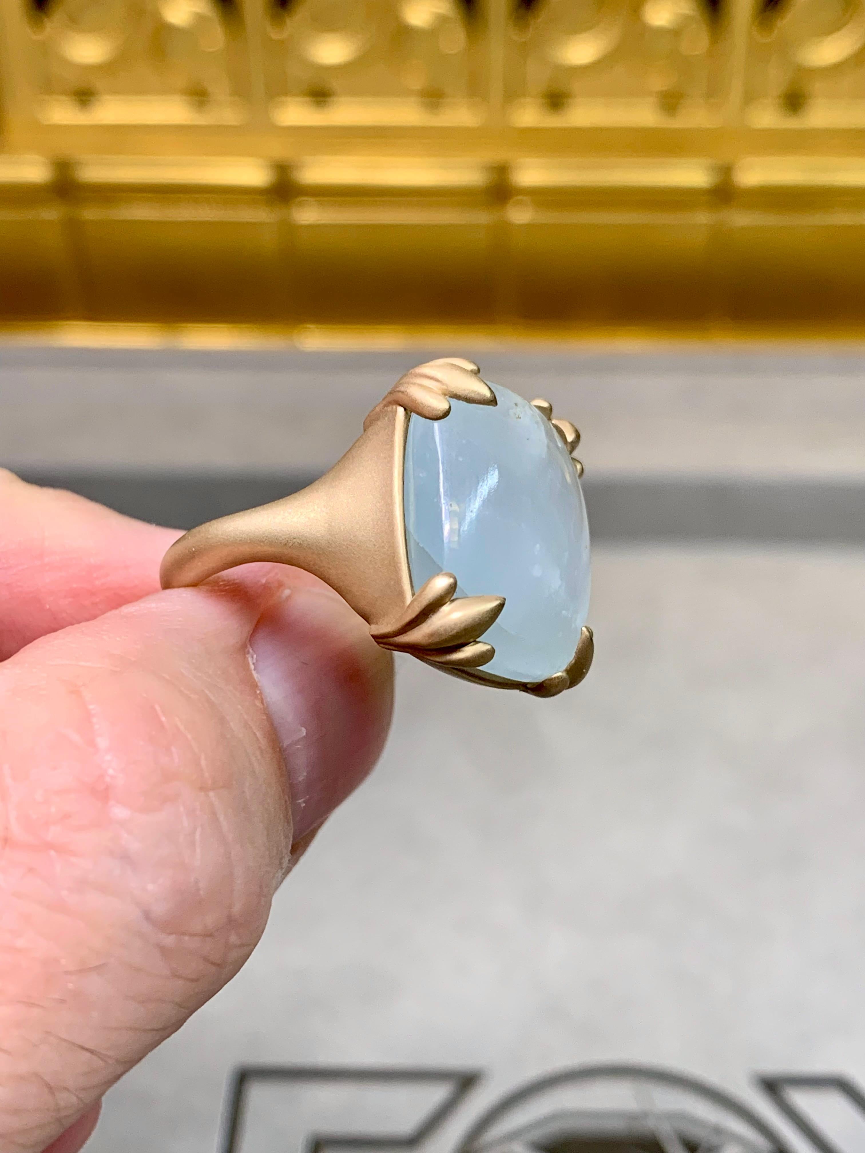 Bague cocktail en or jaune 14K satiné avec aigue-marine en cabochon coussin en vente 2