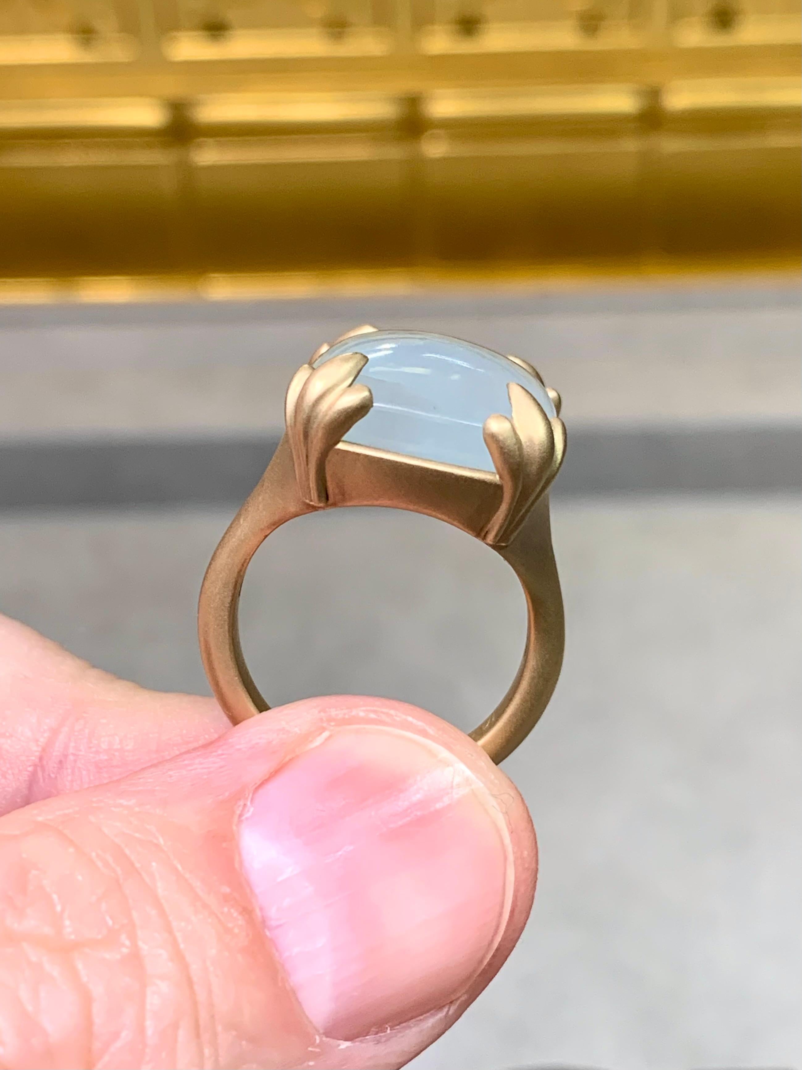Bague cocktail en or jaune 14K satiné avec aigue-marine en cabochon coussin en vente 3
