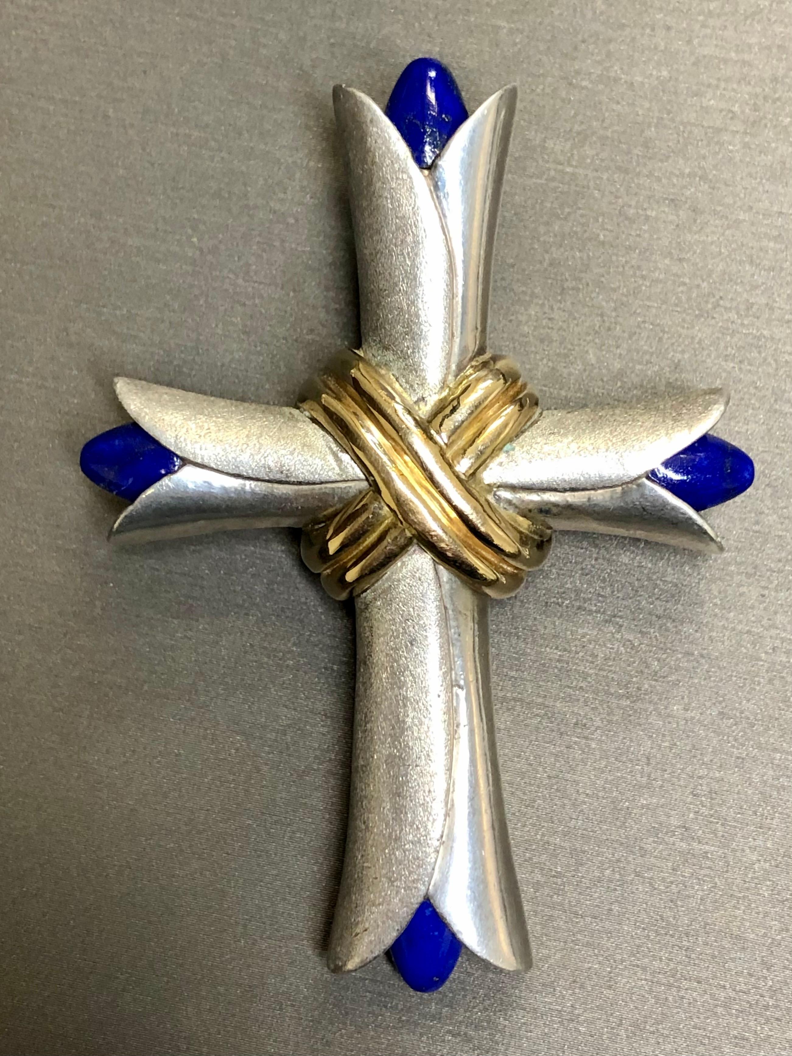 A wonderfully made cross circa the 1960’s done in in 14K yellow gold and heavy sterling silver and finished off in natural long lapis Cabochons. Makers mark is visible on the back.


Dimensions/Weight:

Cross measures 2.5” by 1.9” and weighs