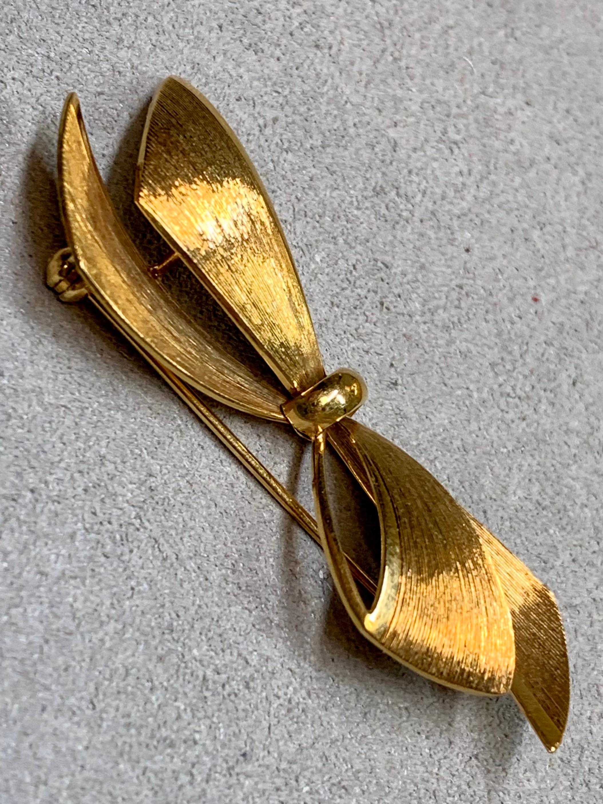 Contemporary Estate 14K Yellow Gold Tiffany & Co. Germany Line Textured Bow Pin For Sale