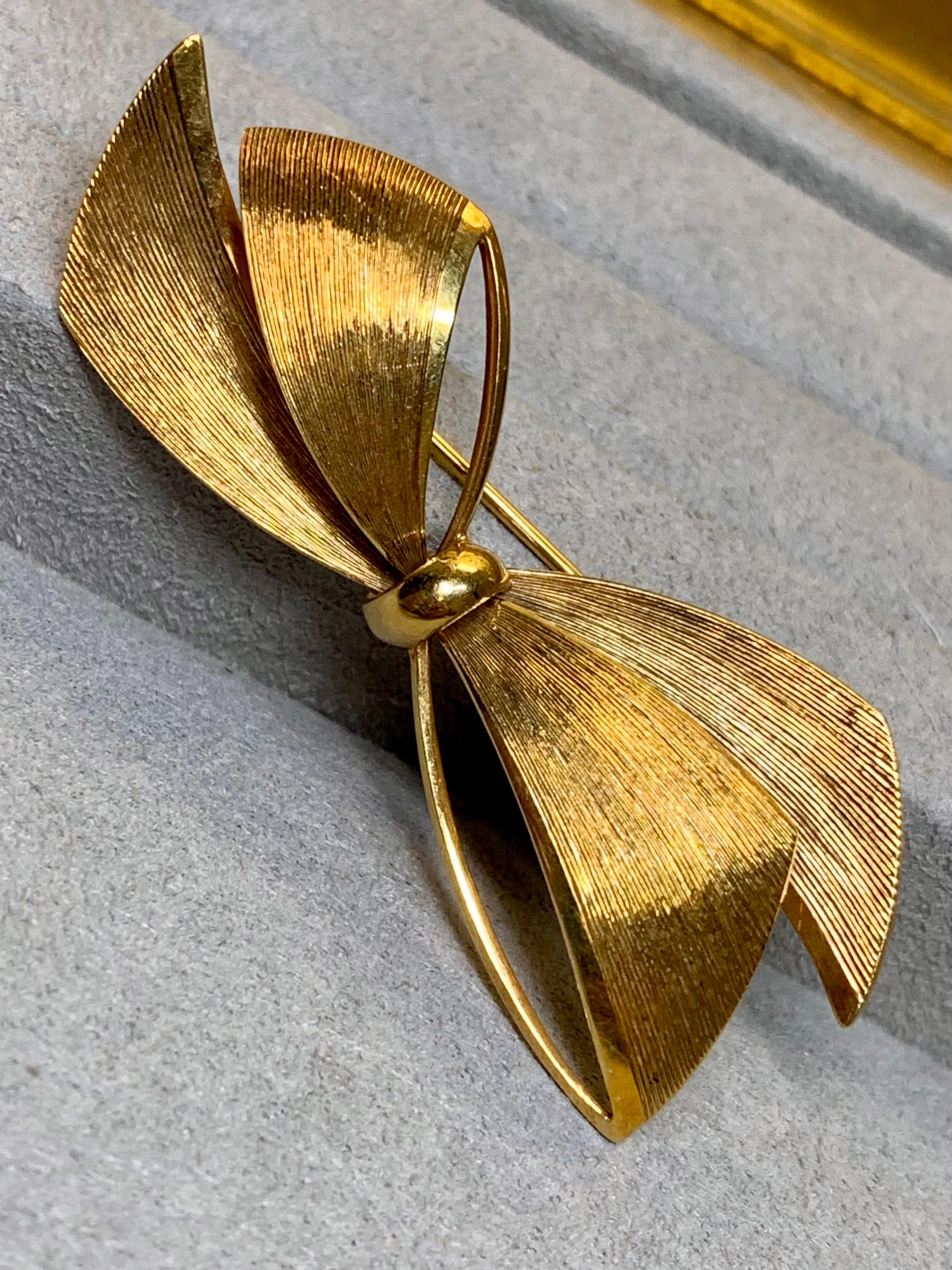 Estate 14K Yellow Gold Tiffany & Co. Germany Line Textured Bow Pin In Good Condition For Sale In Winter Springs, FL