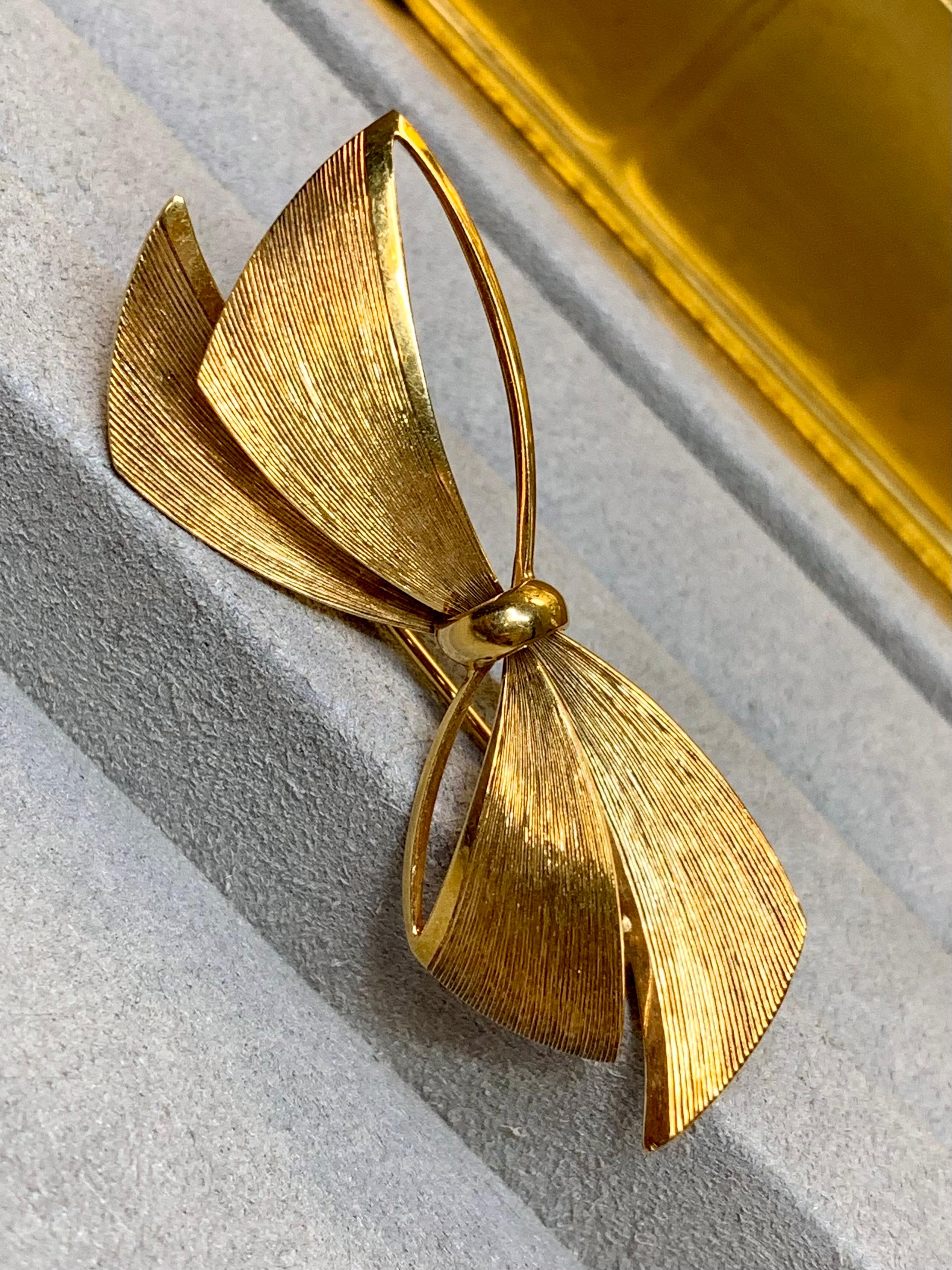 Women's or Men's Estate 14K Yellow Gold Tiffany & Co. Germany Line Textured Bow Pin For Sale