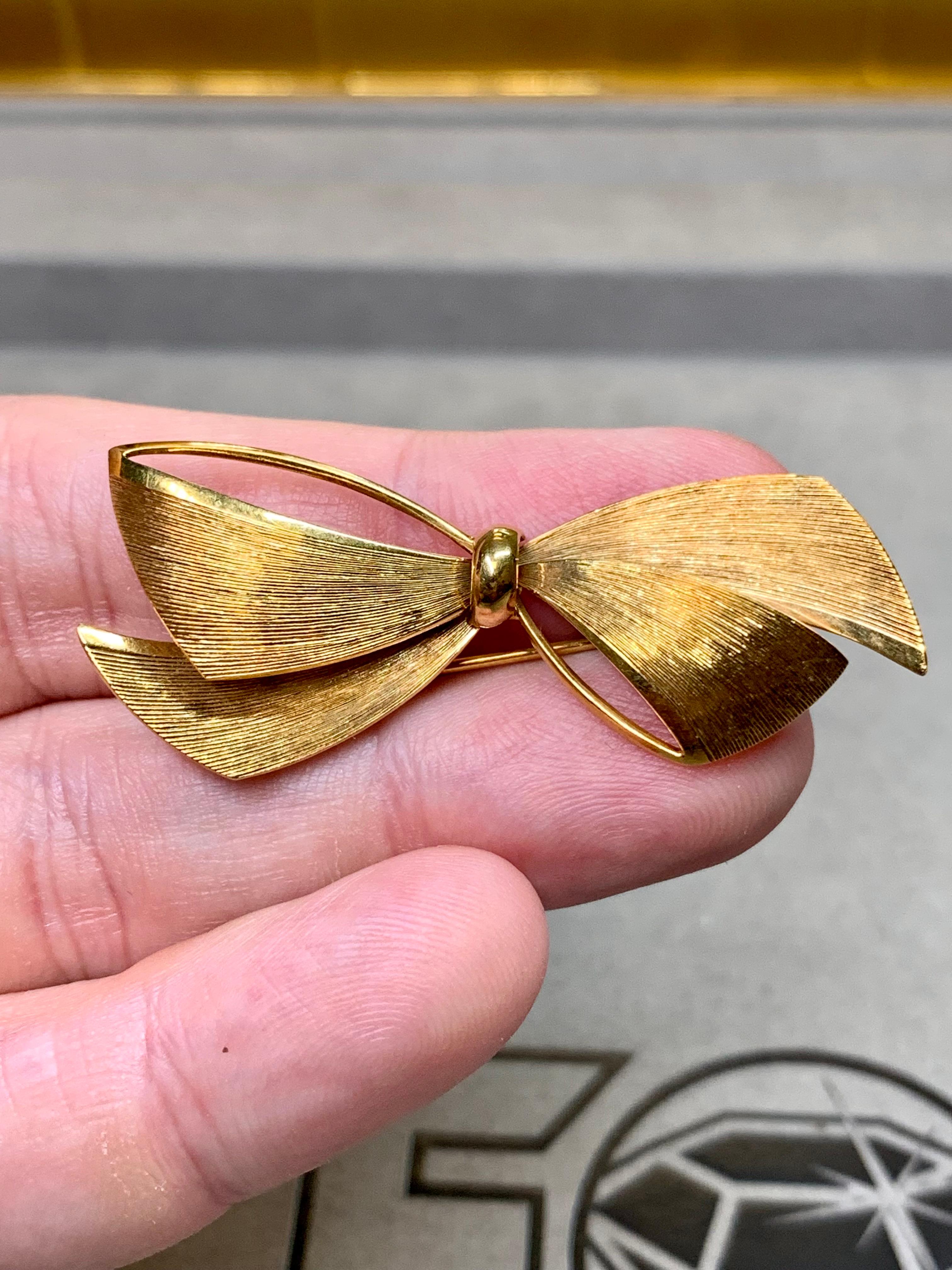 Estate 14K Yellow Gold Tiffany & Co. Germany Line Textured Bow Pin For Sale 2