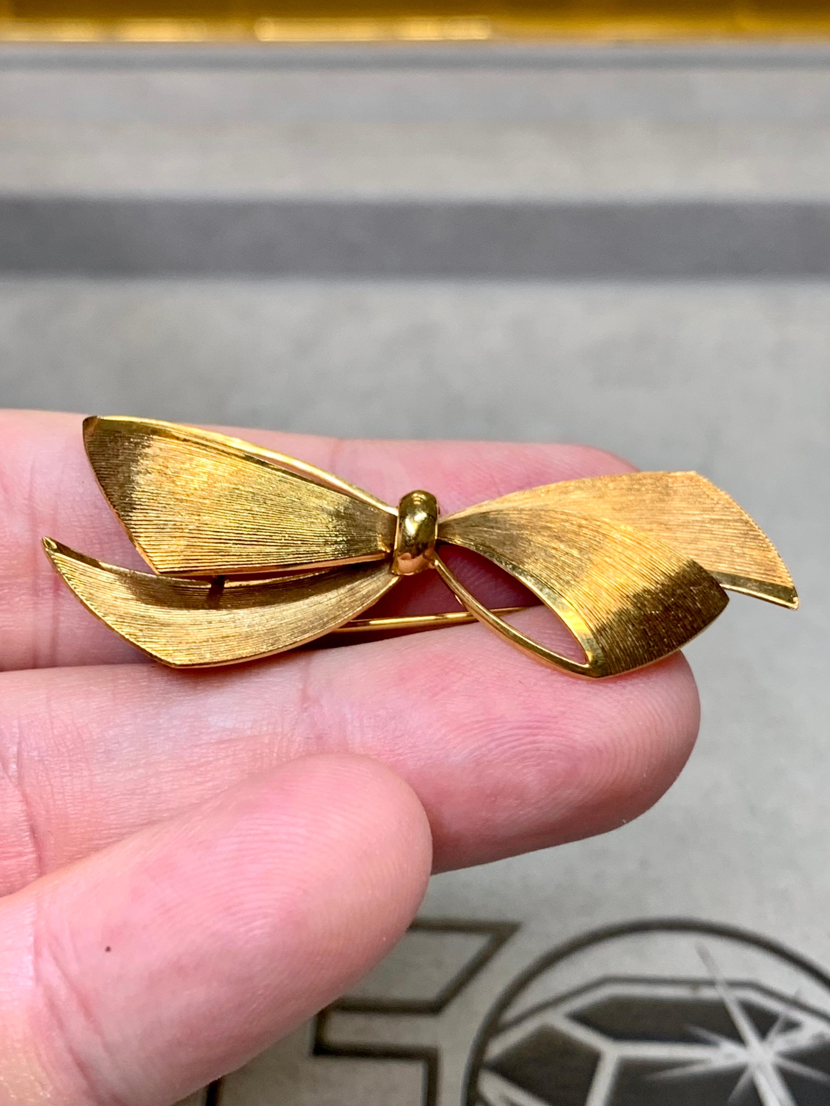 Estate 14K Yellow Gold Tiffany & Co. Germany Line Textured Bow Pin For Sale 3