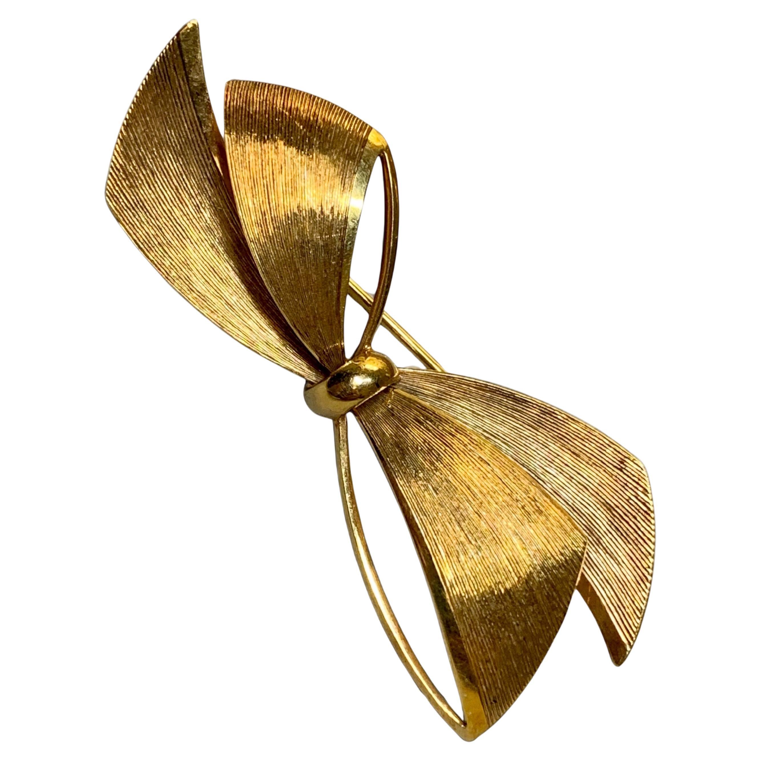 Estate 14K Yellow Gold Tiffany & Co. Germany Line Textured Bow Pin For Sale