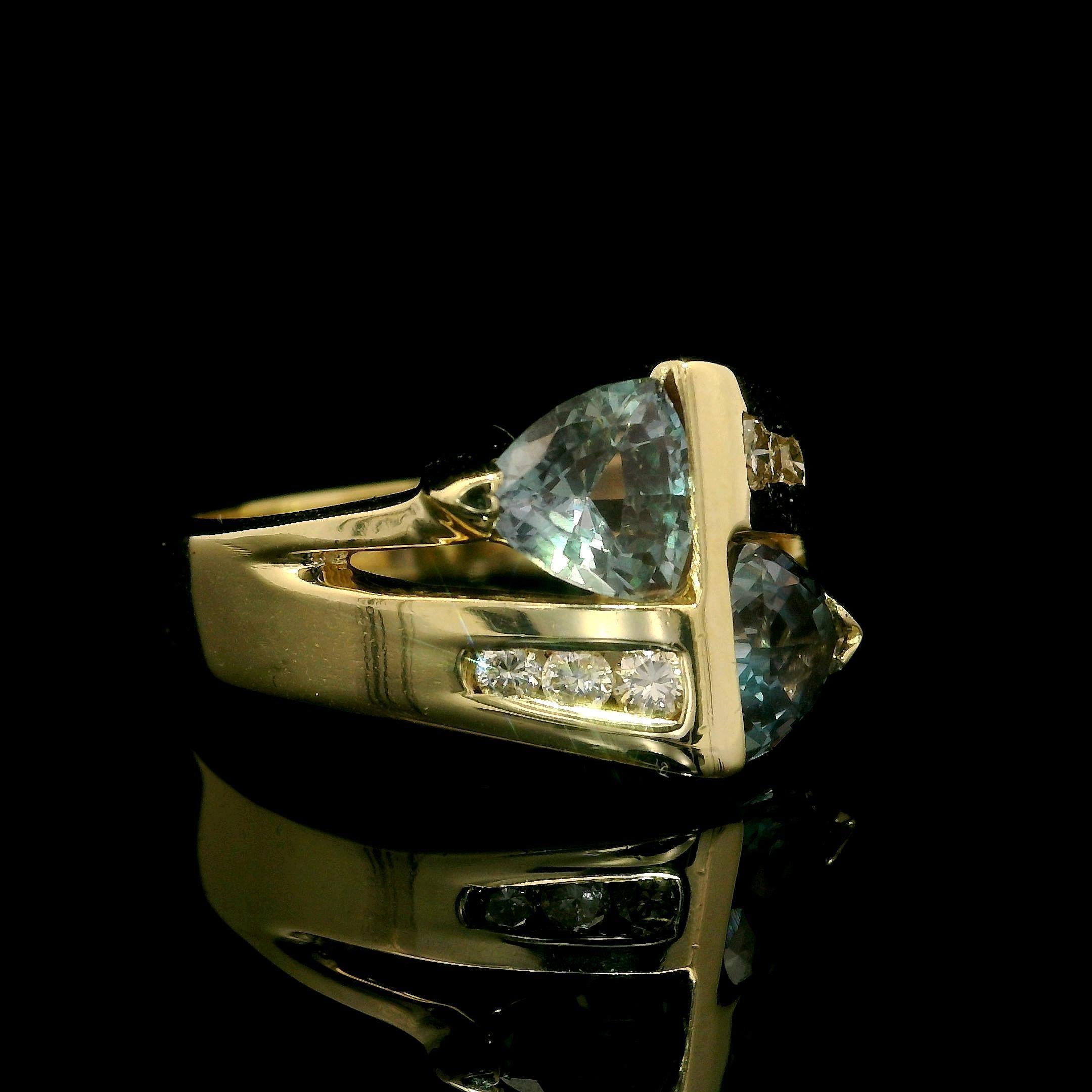 Taglio trillion Anello da cocktail in oro giallo 14k con taglio trilione e diamante topazio mistico in vendita
