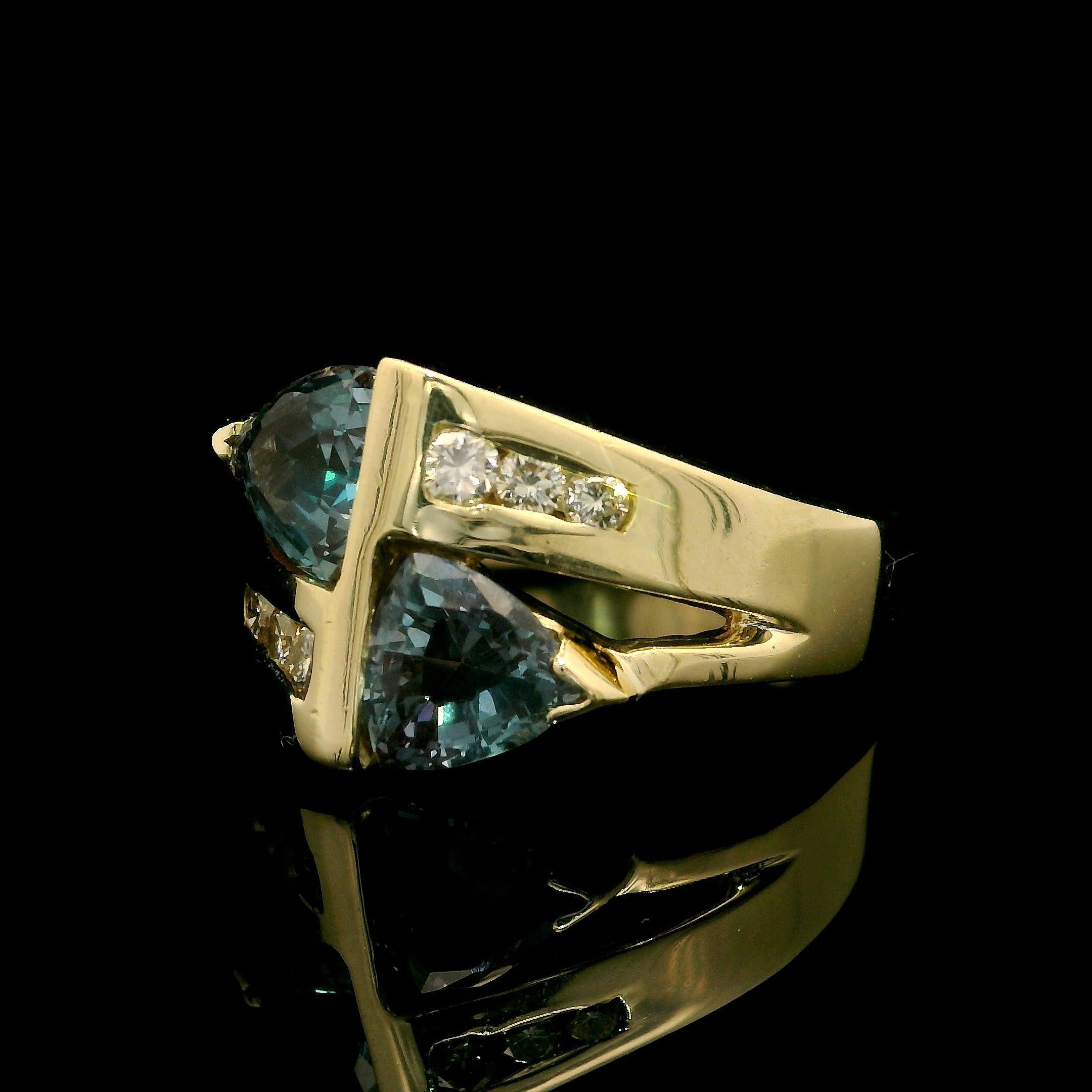 Anello da cocktail in oro giallo 14k con taglio trilione e diamante topazio mistico In condizioni ottime in vendita a Montclair, NJ