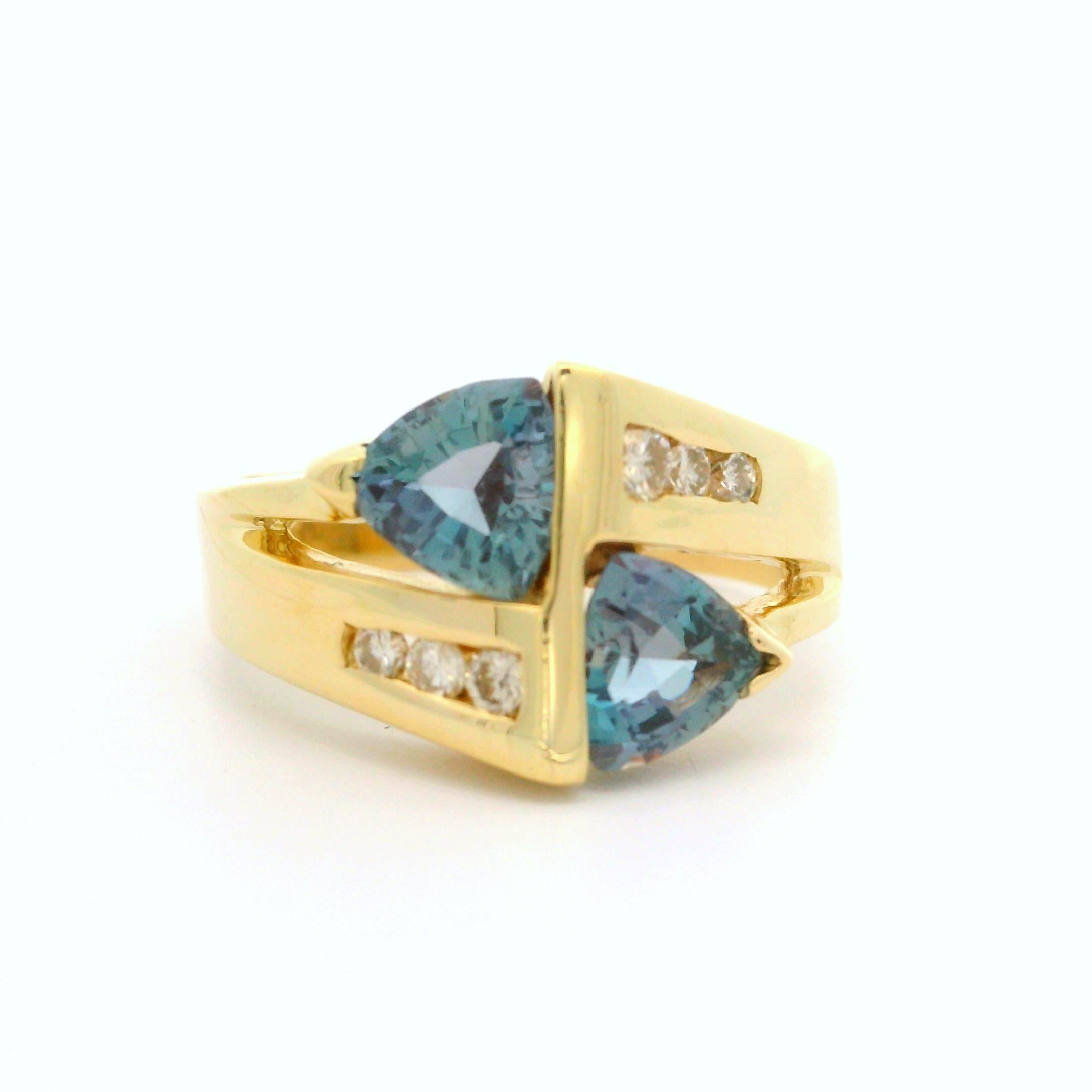 Anello da cocktail in oro giallo 14k con taglio trilione e diamante topazio mistico in vendita 1