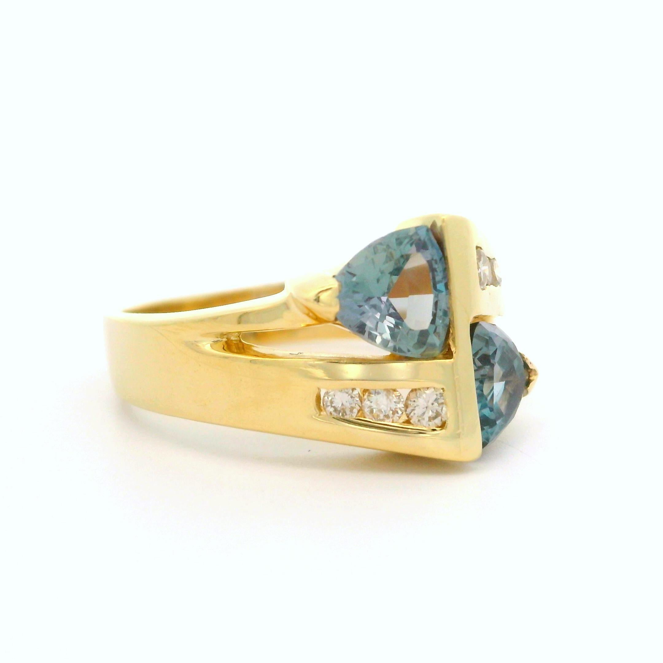 Anello da cocktail in oro giallo 14k con taglio trilione e diamante topazio mistico in vendita 2