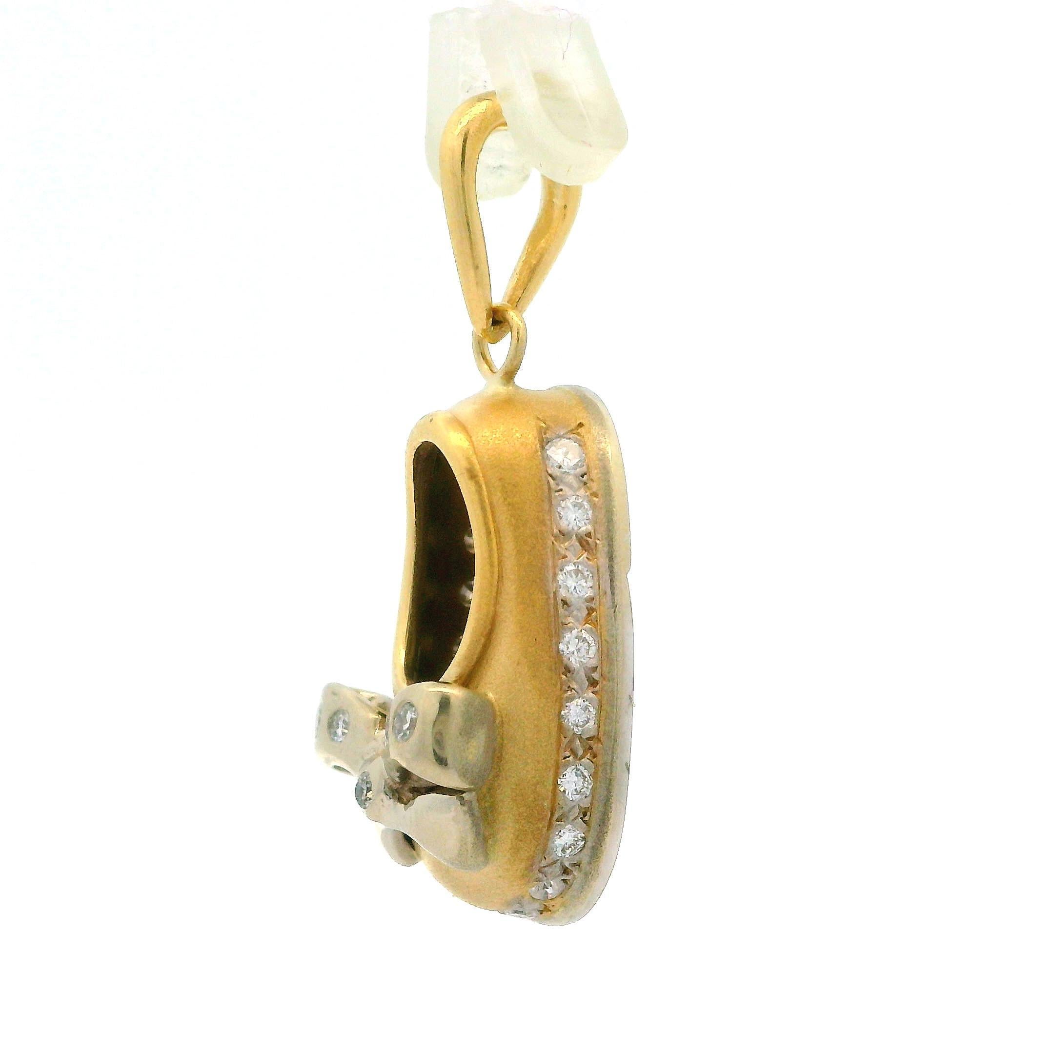 -Pierre(s)
(23) Diamants naturels authentiques - taille ronde brillante - brunis et sertis - couleur blanc flamboyant - 0,25ctw (approx.)

MATERIAL : Chaussure en or jaune 14K - Boucle en or blanc 14K
Largeur totale : 11,90 mm (0,46