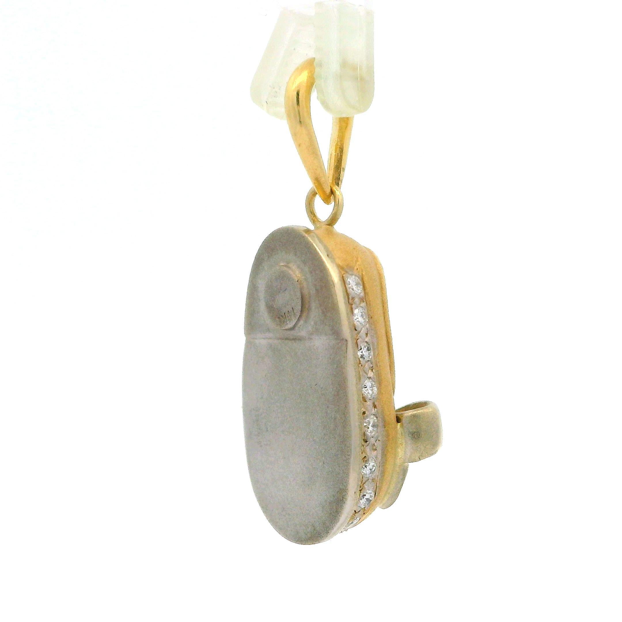 Taille brillant Pendentif en or jaune et blanc 14k avec diamant flamboyant et breloque pour chaussure de bébé avec nœud en vente