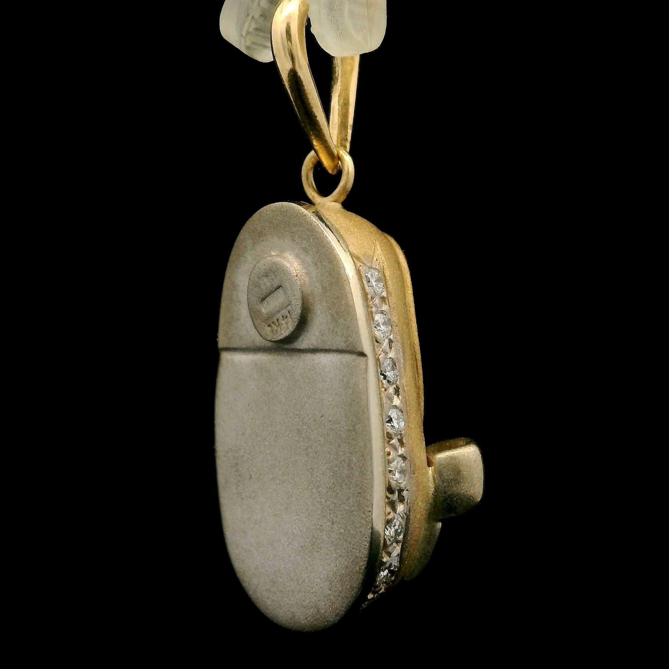 Pendentif en or jaune et blanc 14k avec diamant flamboyant et breloque pour chaussure de bébé avec nœud Excellent état - En vente à Montclair, NJ