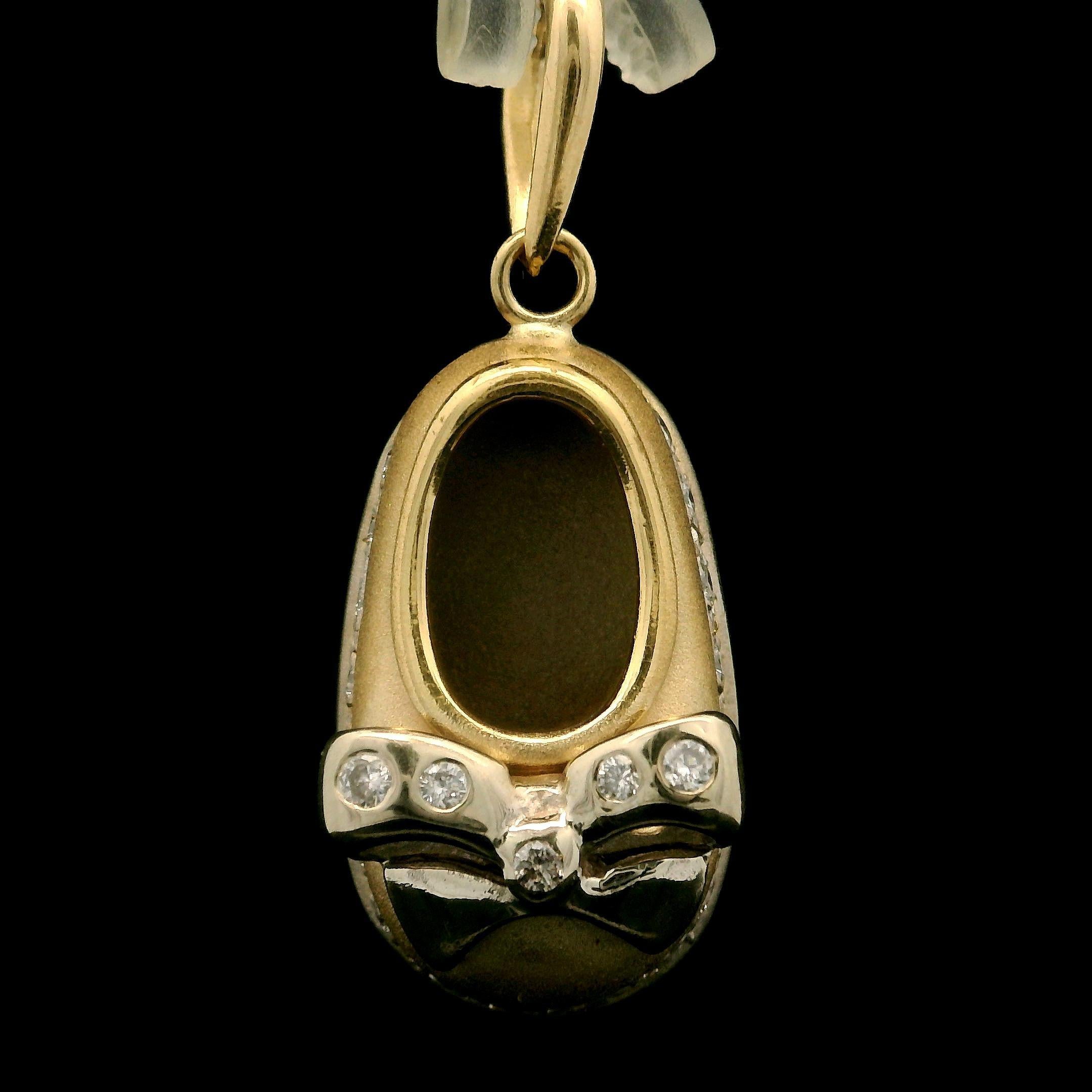 Pendentif en or jaune et blanc 14k avec diamant flamboyant et breloque pour chaussure de bébé avec nœud Unisexe en vente