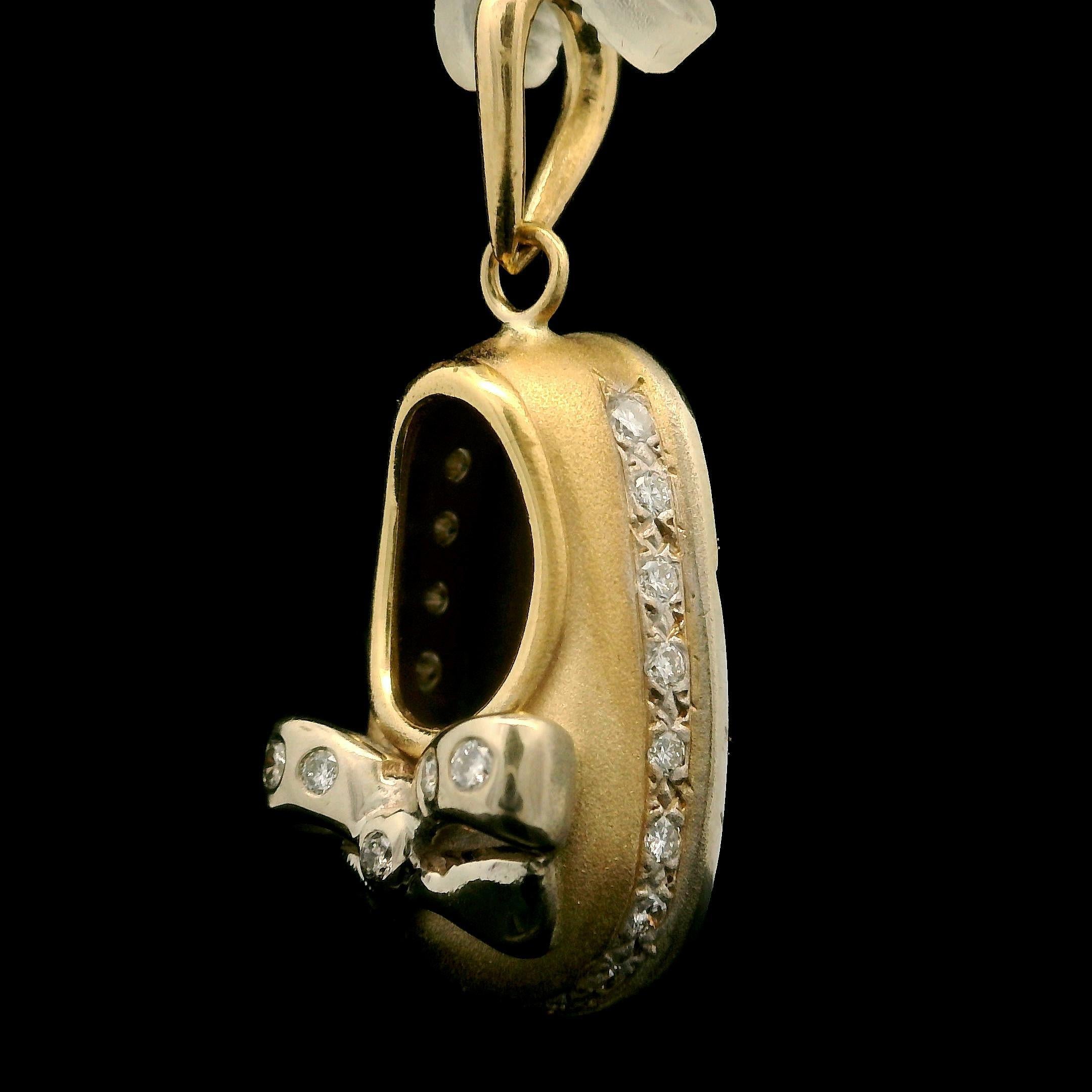 Pendentif en or jaune et blanc 14k avec diamant flamboyant et breloque pour chaussure de bébé avec nœud en vente 1