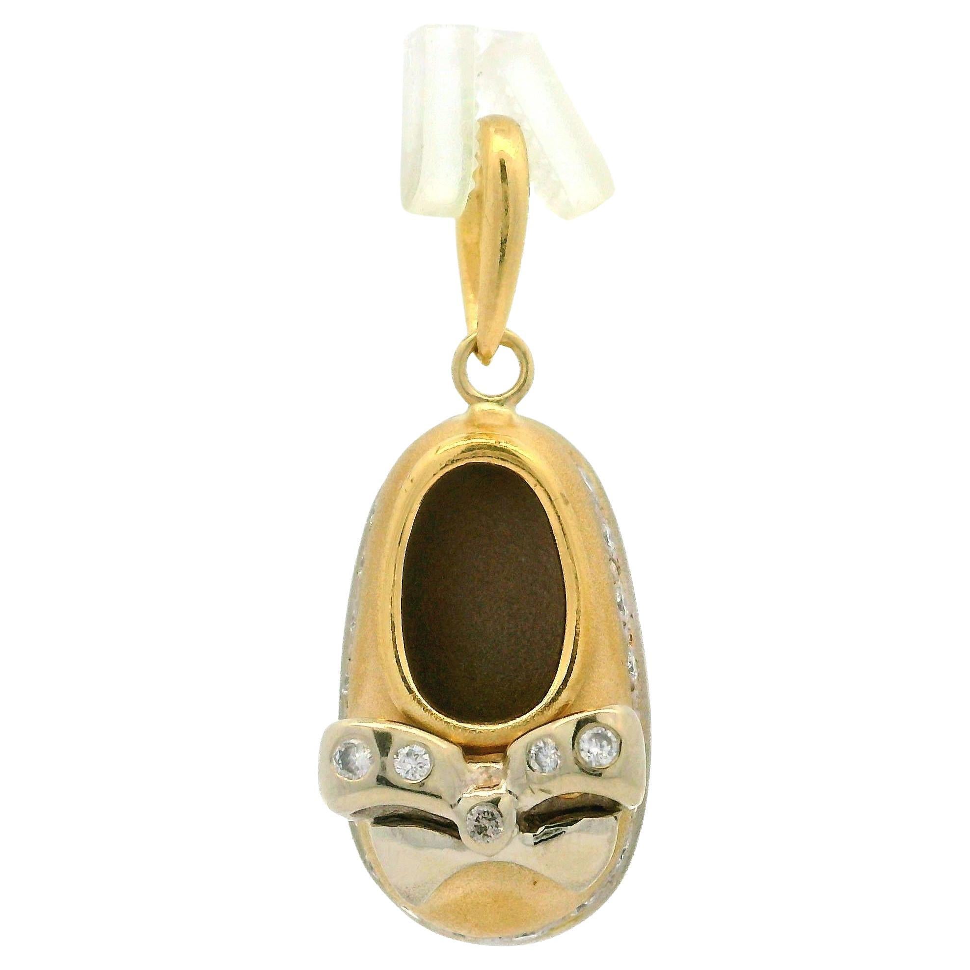 Pendentif en or jaune et blanc 14k avec diamant flamboyant et breloque pour chaussure de bébé avec nœud en vente