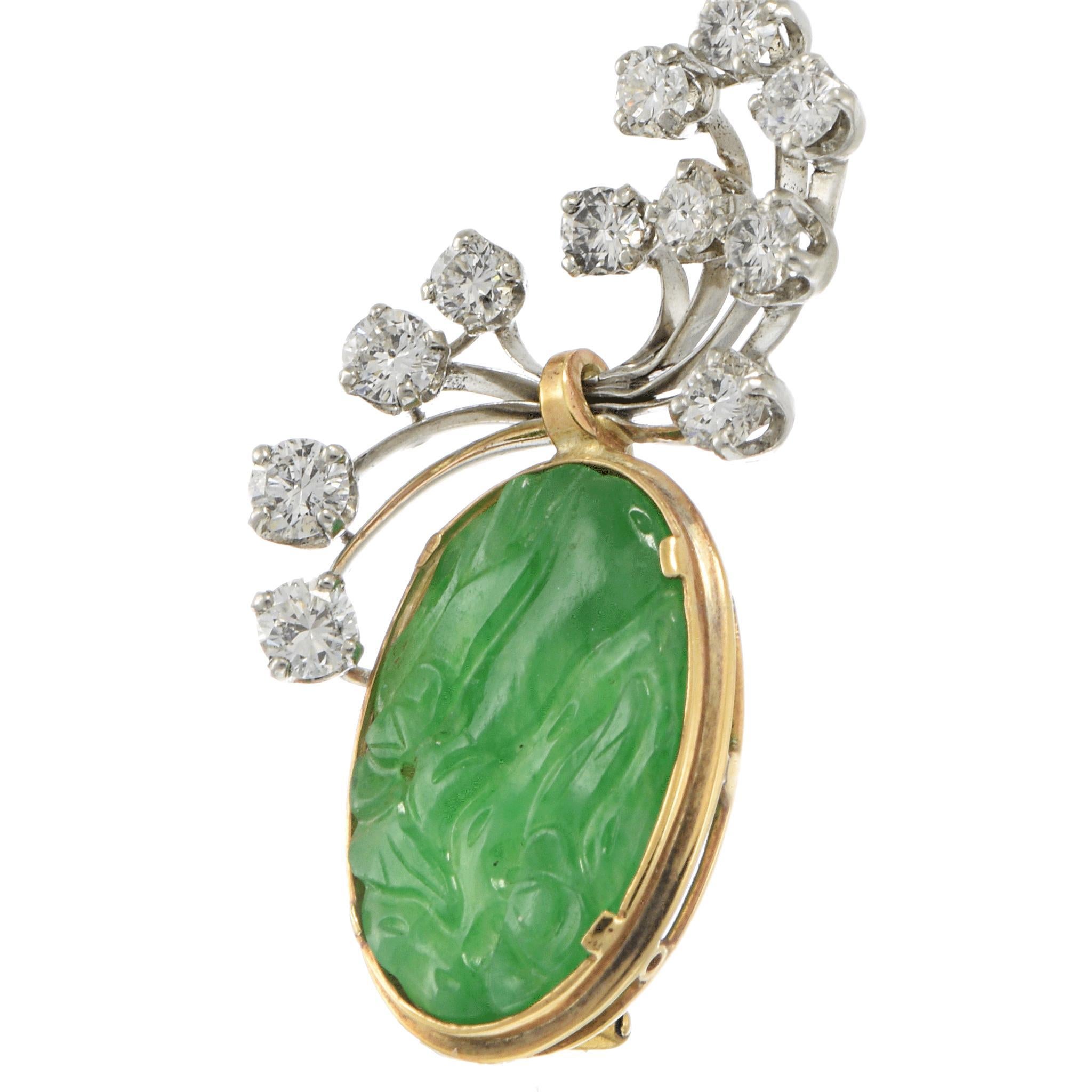 Estos pendientes de herencia muestran una rara mezcla de artesanía y contraste. Cada pendiente presenta una placa de jade natural tallada a mano y engastada en oro amarillo de 14 quilates, acentuada por un rocío de diamantes brillantes redondos en