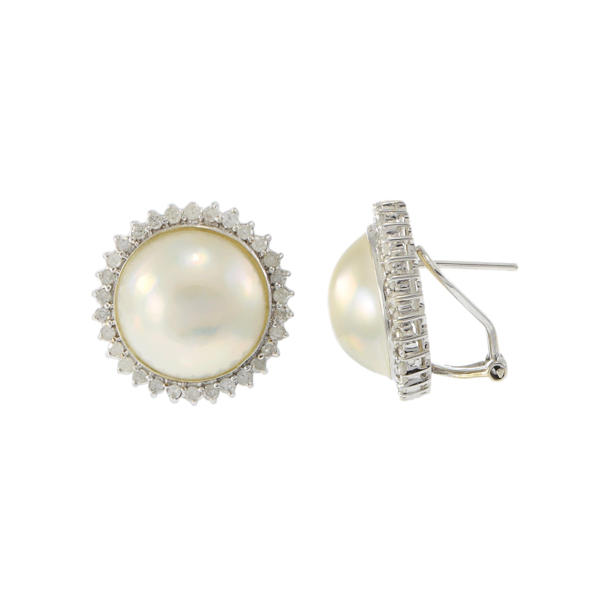 Pendientes de perlas mobe de 13 mm en oro blanco de 14 quilates con halo de diamantes Corte redondo en venta