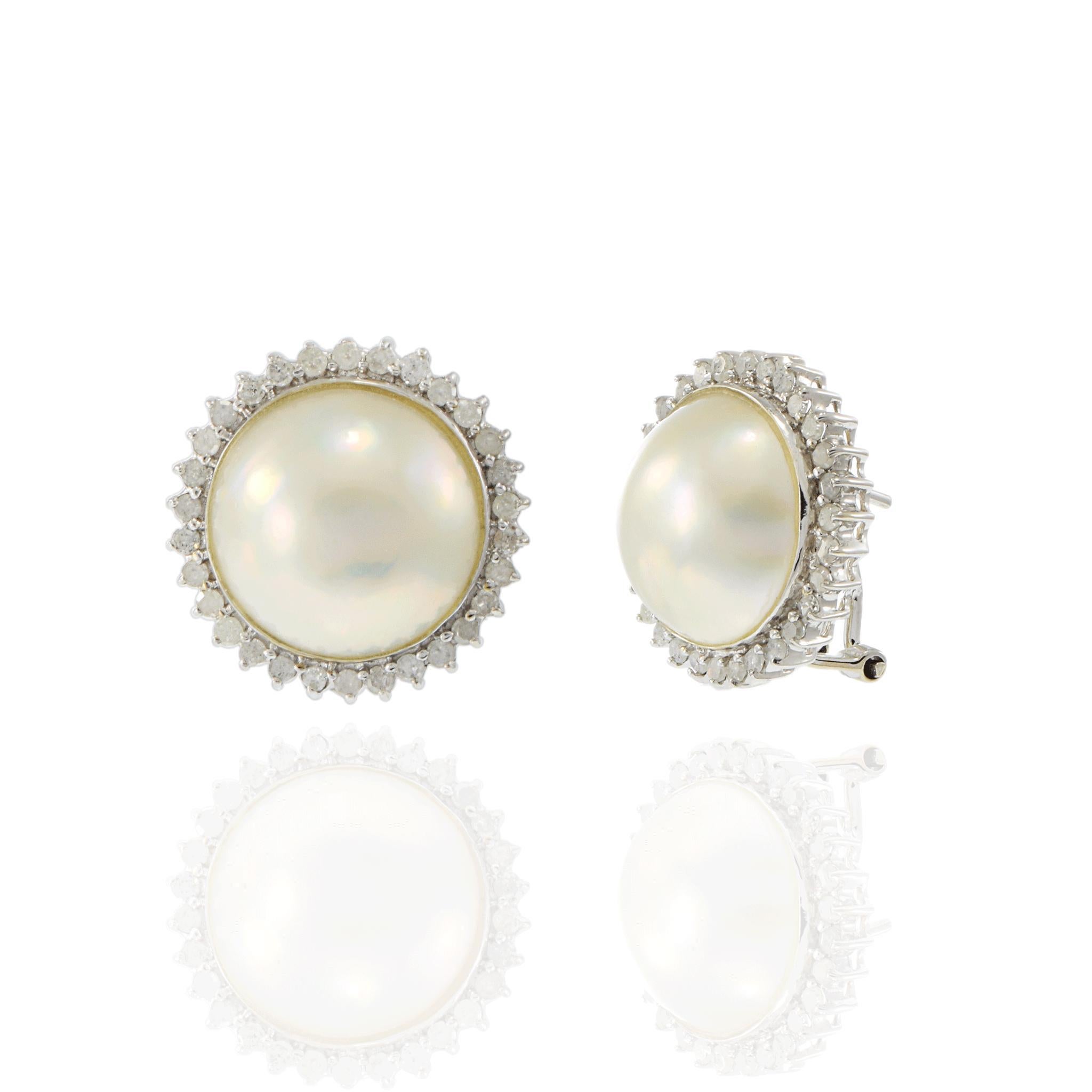 Pendientes de perlas mobe de 13 mm en oro blanco de 14 quilates con halo de diamantes en Bueno estado para la venta en New York, NY