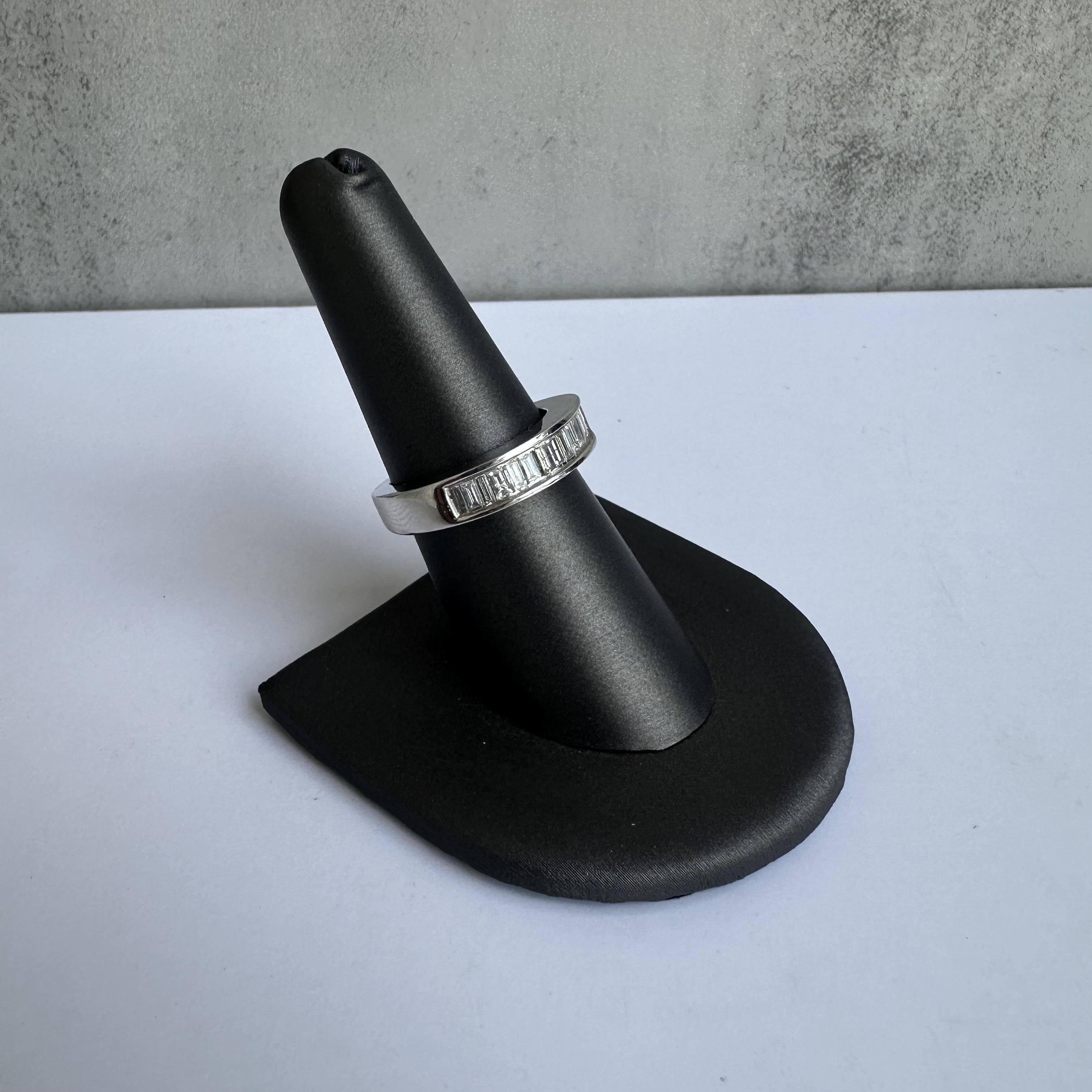 Cette magnifique bague en or blanc 14 carats, ornée d'un diamant baguette naturel, est une pièce de joaillerie intemporelle, parfaite pour ajouter une touche d'élégance et de sophistication à n'importe quel ensemble. Avec 1 carat de diamants