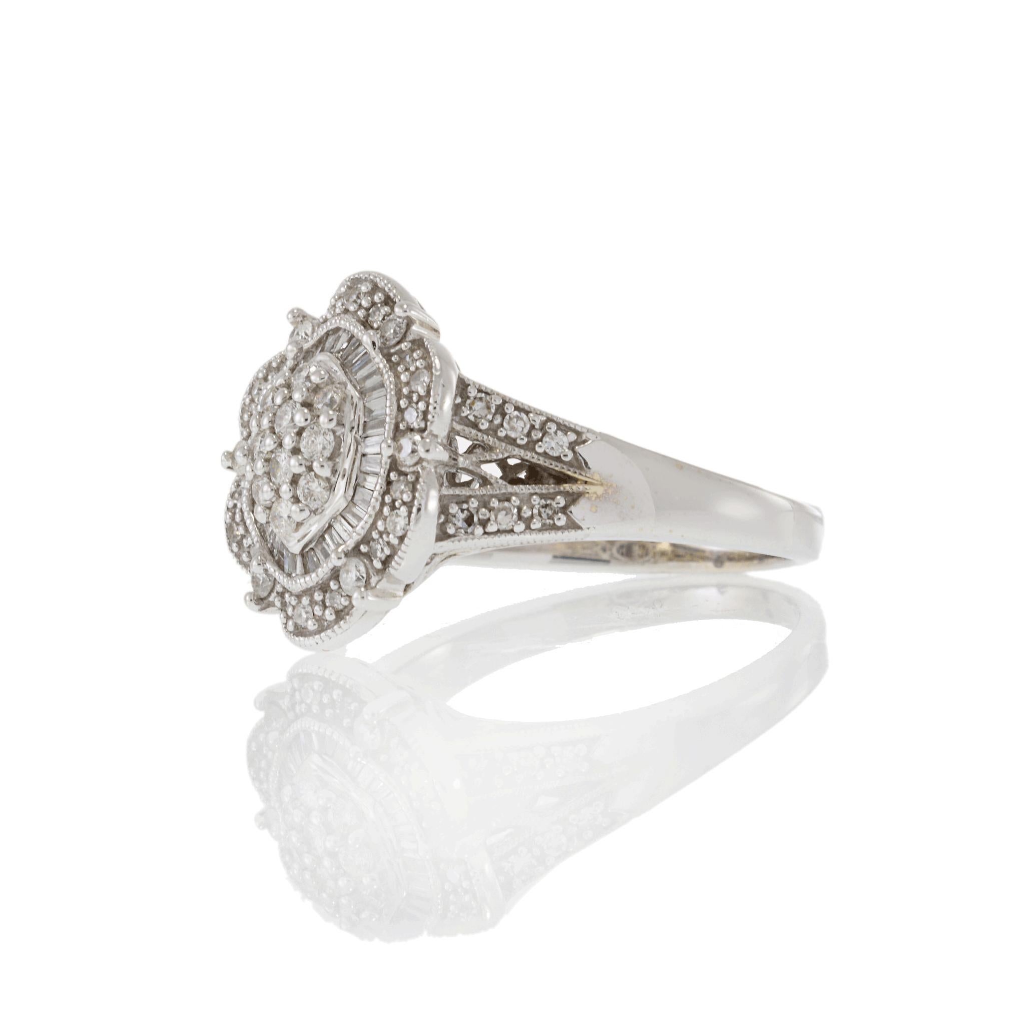 Taglio rotondo Anello con diamante stile Deco in oro bianco 14KT di proprietà in vendita