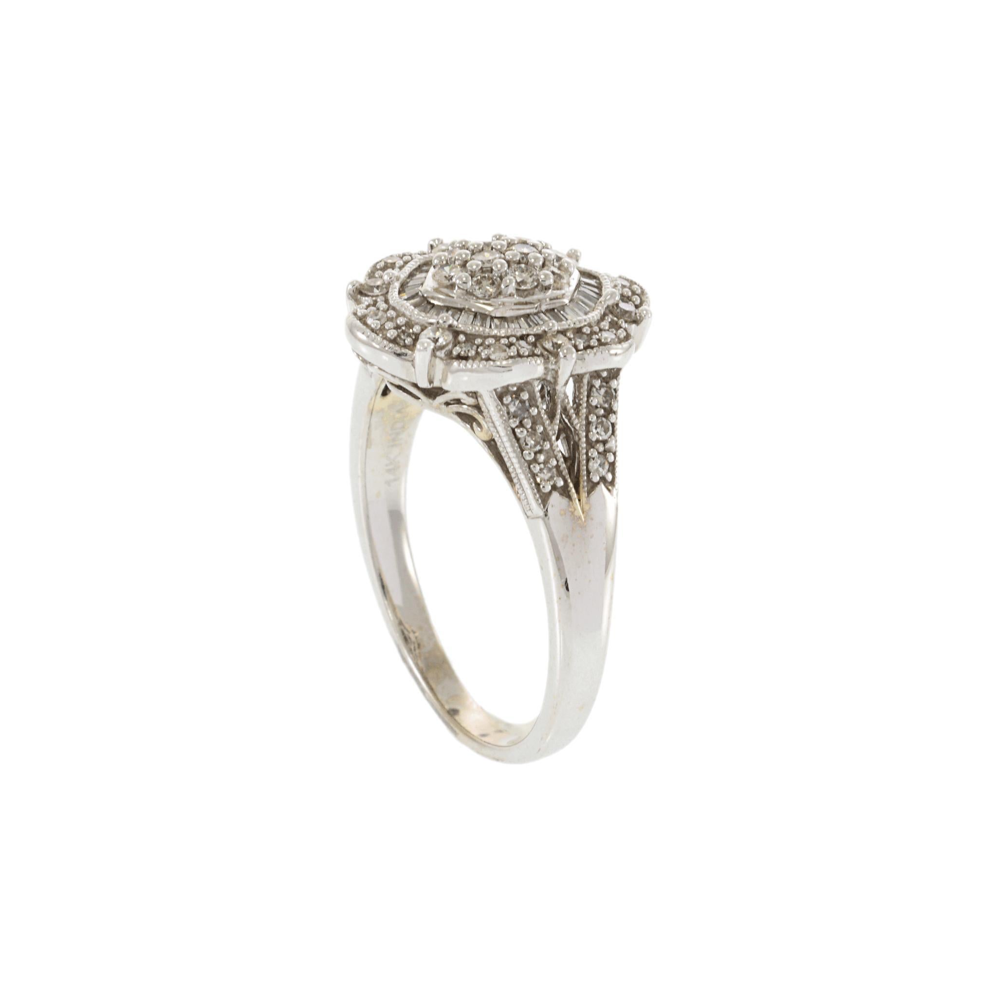Anello con diamante stile Deco in oro bianco 14KT di proprietà In condizioni buone in vendita a New York, NY