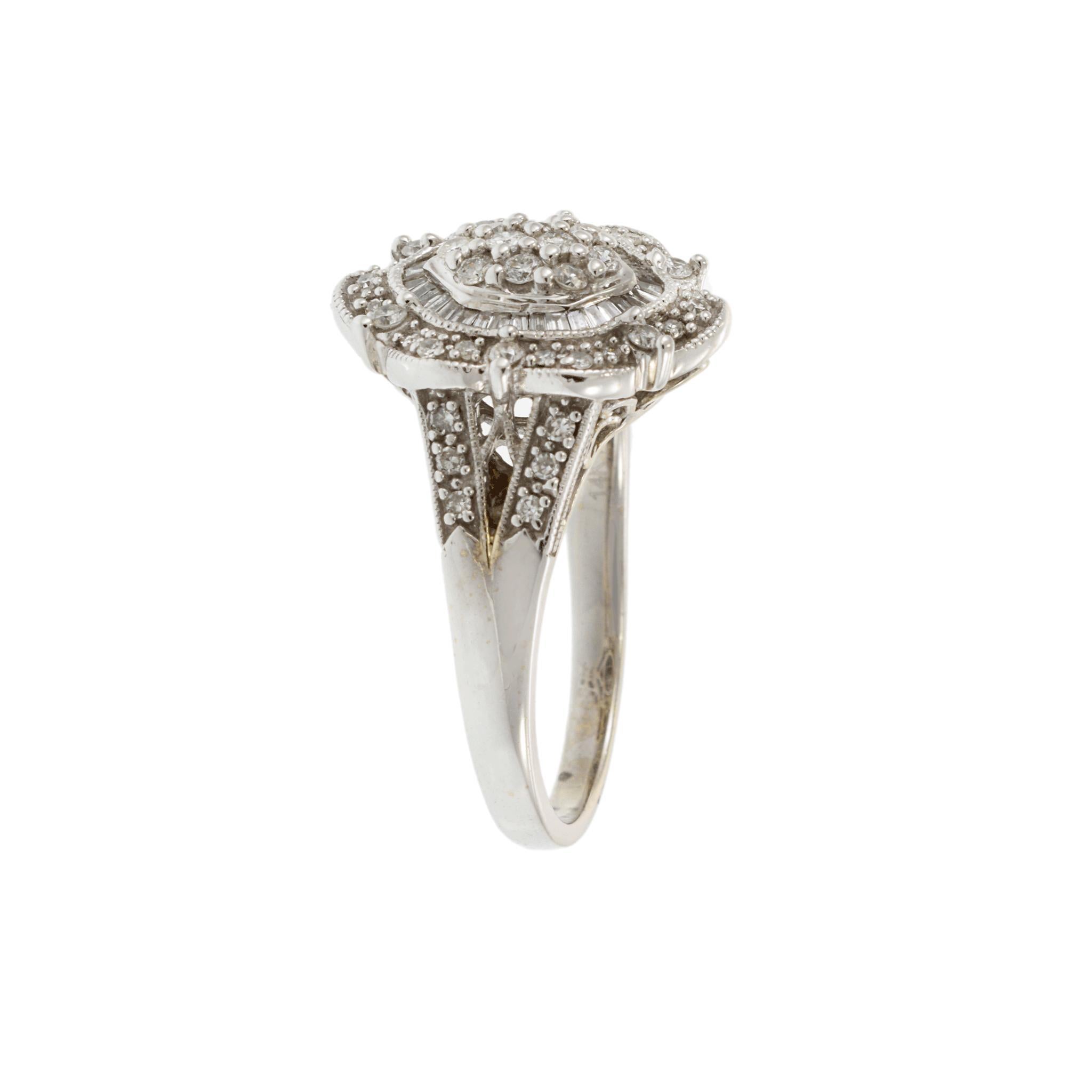 Anello con diamante stile Deco in oro bianco 14KT di proprietà in vendita 1