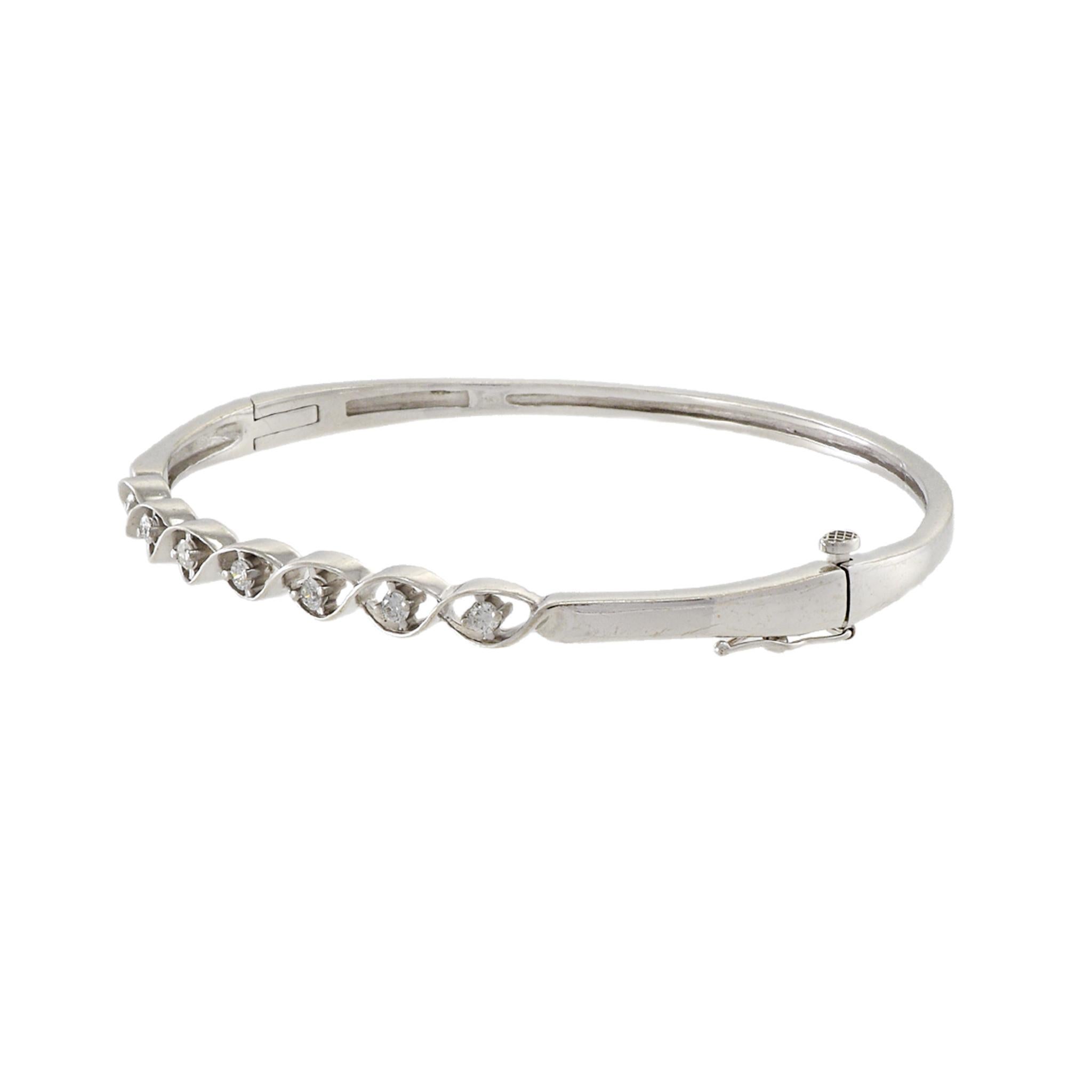 Rétro Bracelet jonc tourbillonnant en or blanc 14 carats avec diamants en vente