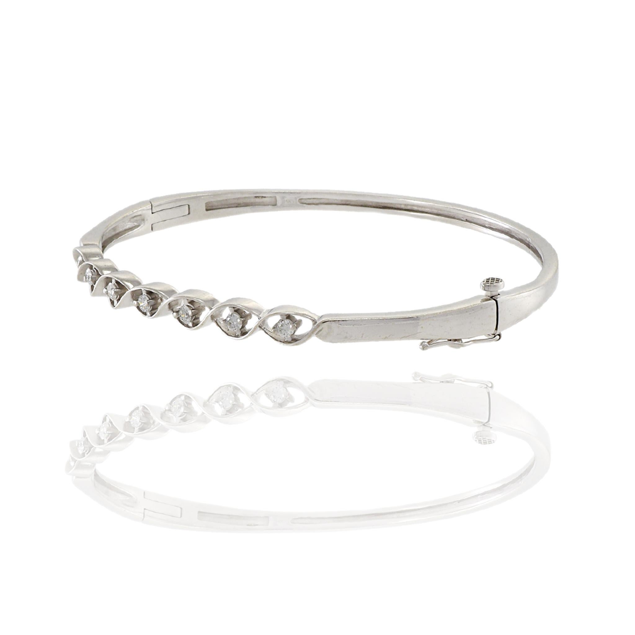 Taille ronde Bracelet jonc tourbillonnant en or blanc 14 carats avec diamants en vente