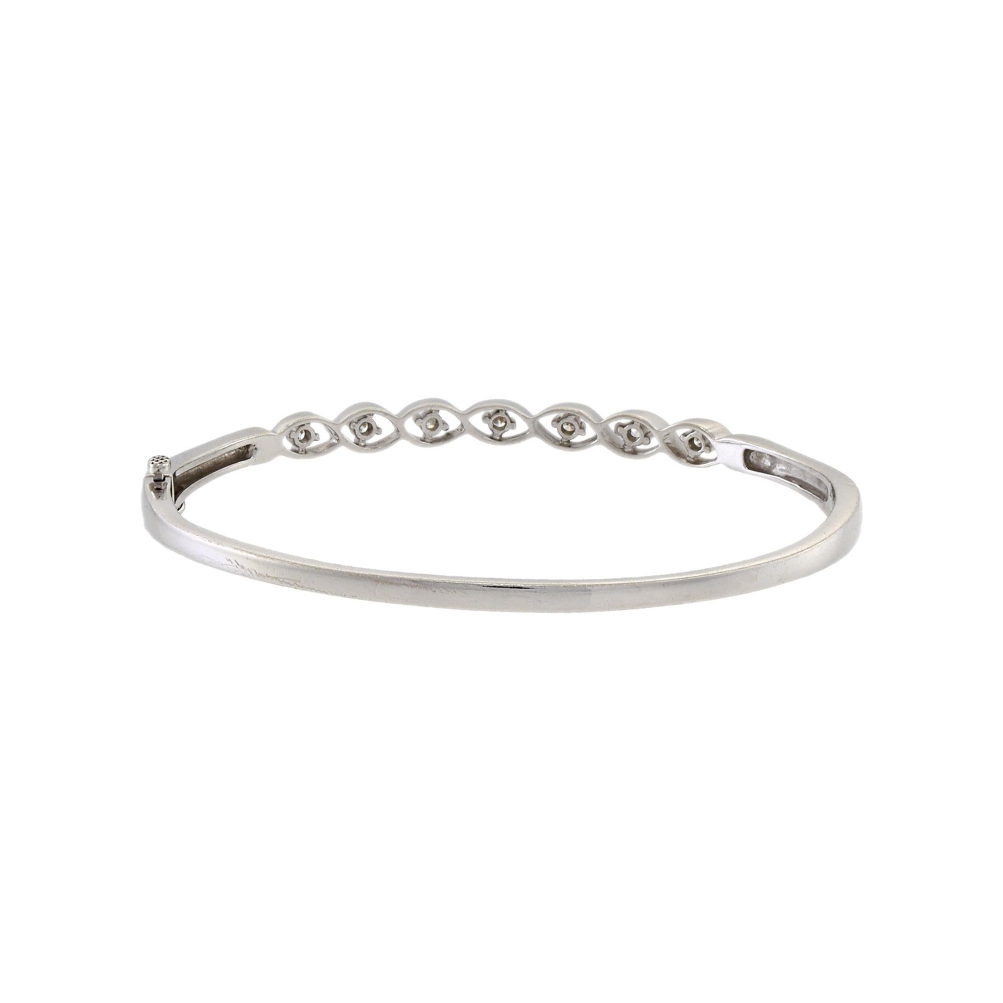 Bracelet jonc tourbillonnant en or blanc 14 carats avec diamants Excellent état - En vente à New York, NY