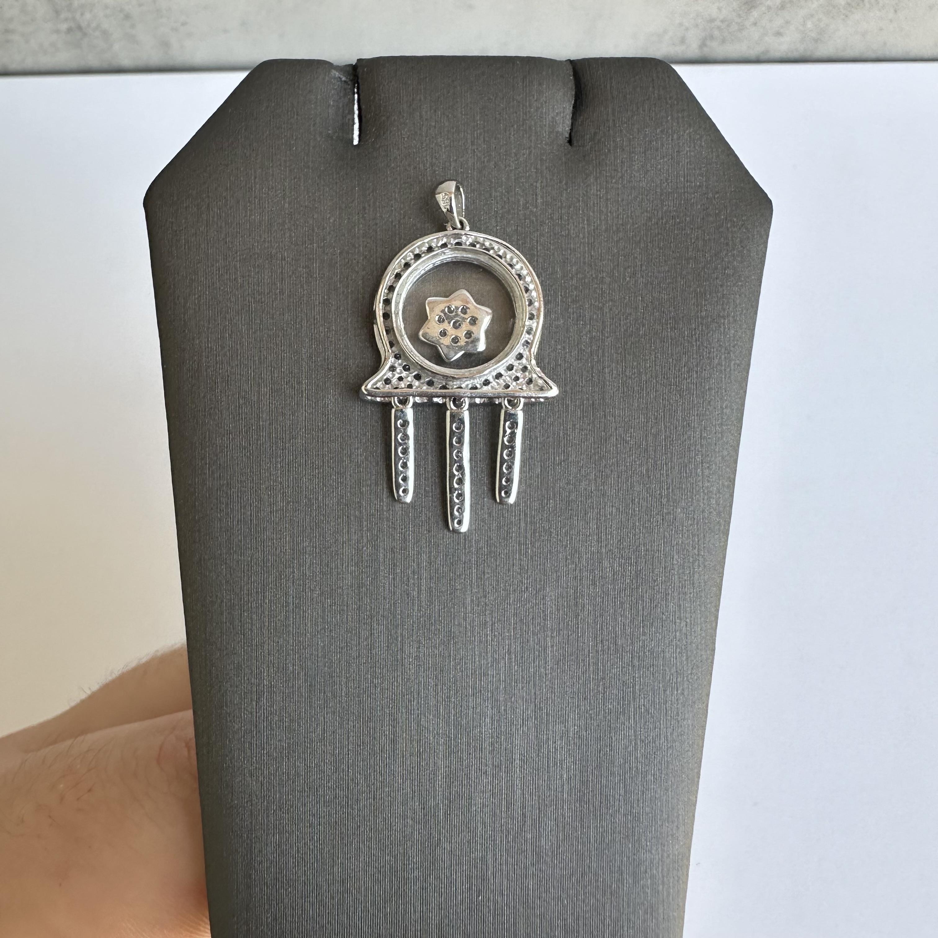 Estate 14kt White Gold Moving Hamsa Pendant - 3.63 Grams, Glass/CZ Stones In Excellent Condition For Sale In West Hempstead, NY