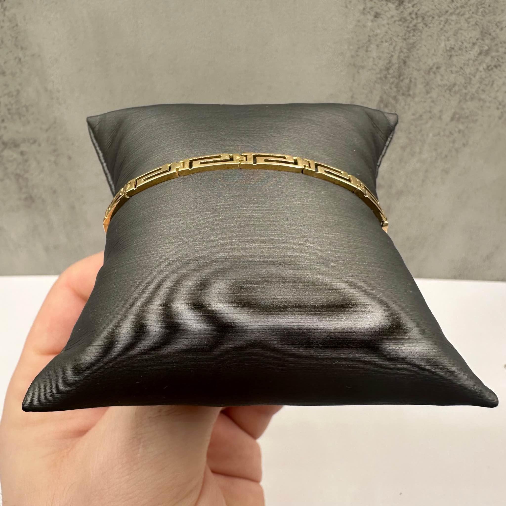 This Estate 14kt Yellow Gold Bracelet is a classic and elegant piece that offers timeless beauty. Measuring 7.25 inches in length and 3.3mm in width, this bracelet is designed for a comfortable fit with a sophisticated look. Weighing 6 grams, it has