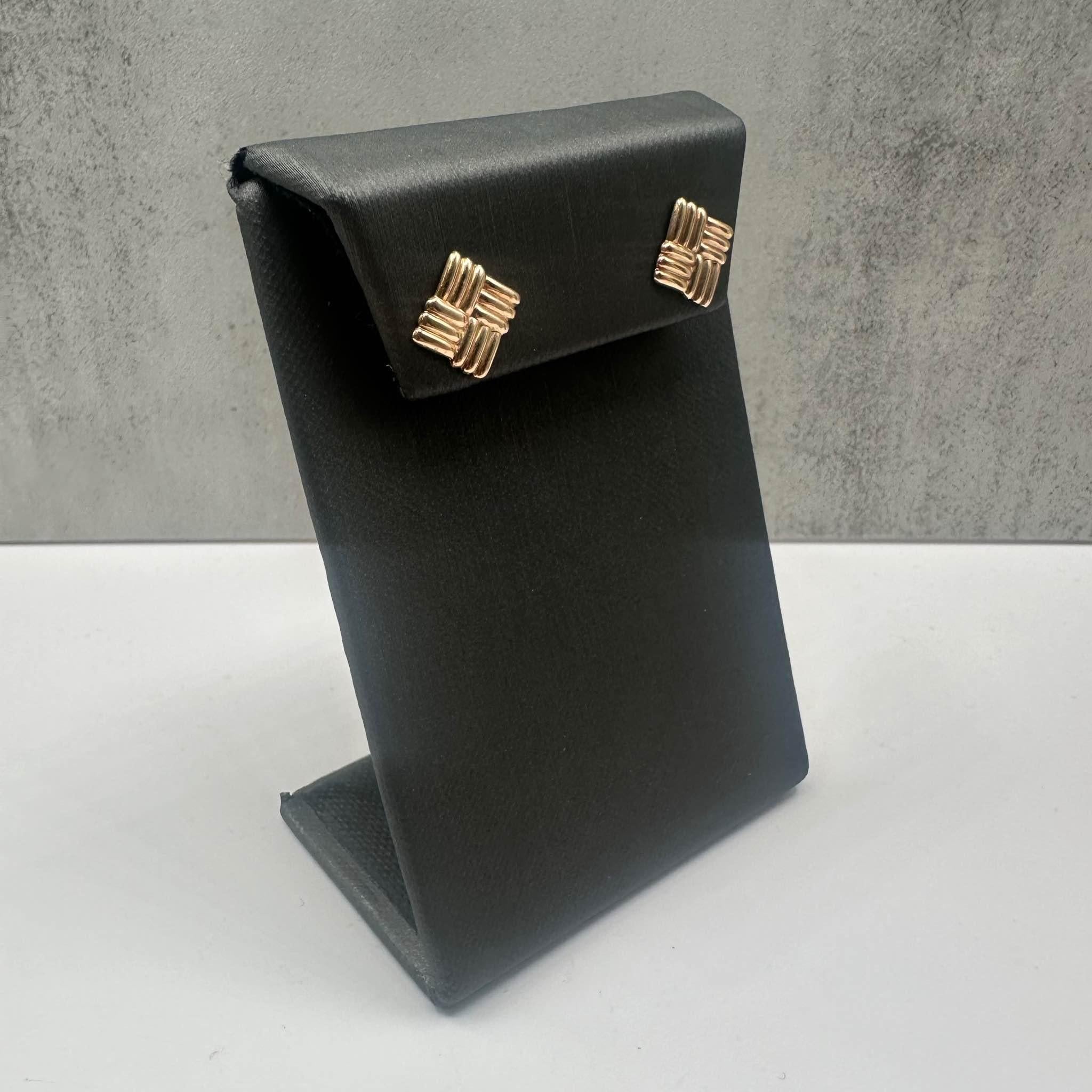 Questi classici orecchini Estate in oro giallo 14kt pesano 2,2 grammi e offrono una sensazione sostanziale e comoda da indossare ogni giorno. Grazie alle chiusure push-back, sono facili da indossare e rimangono al loro posto. In ottime condizioni,